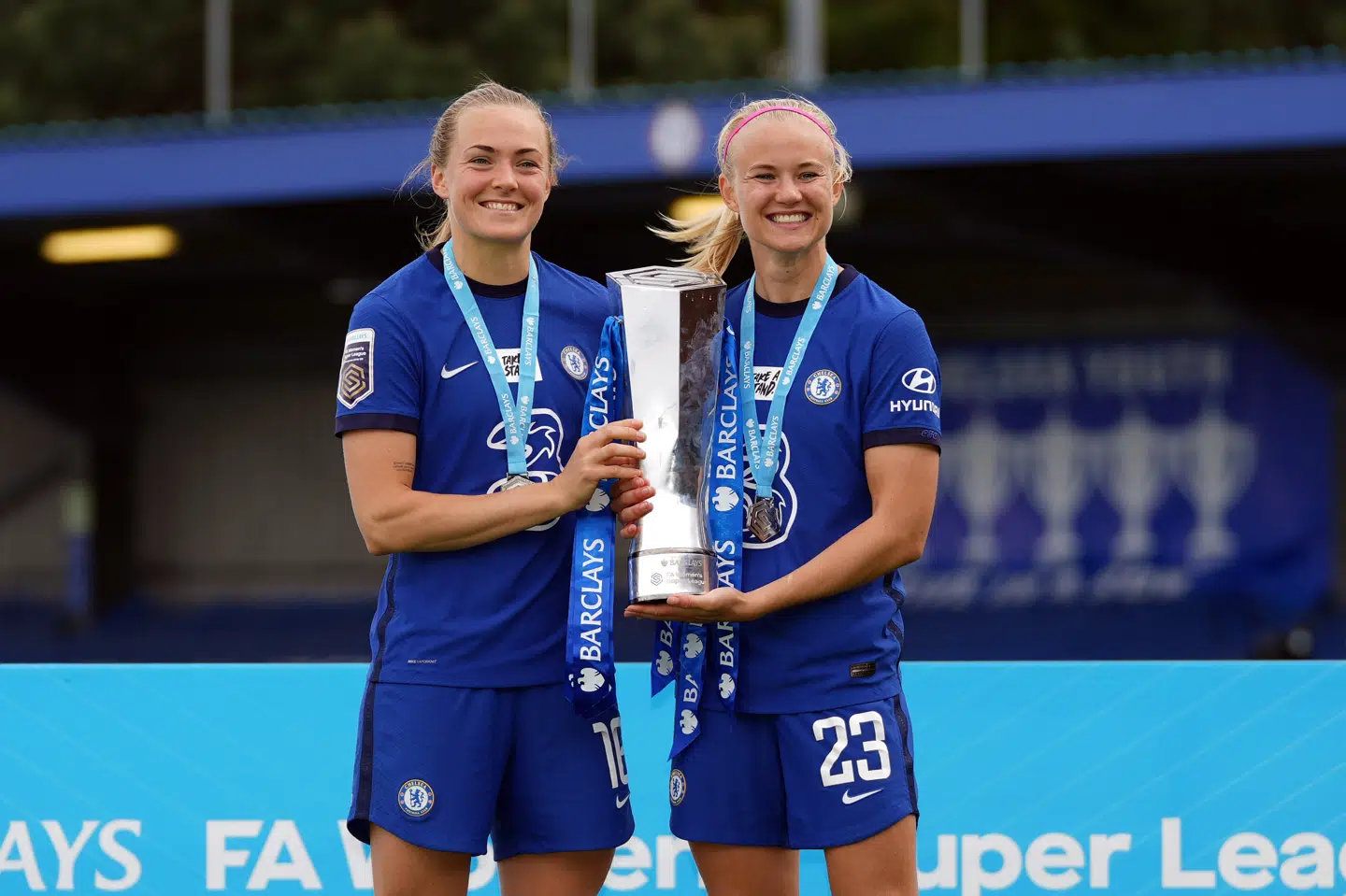 Kæresteparret Magdalena Eriksson (til venstre) og Pernille Harder (til højre) kunne i sidste weekend fejre det engelske fodboldmesterskab. Søndag aften går de på jagt efter deres største titel i karrieren. John Walton/Ritzau Scanpix