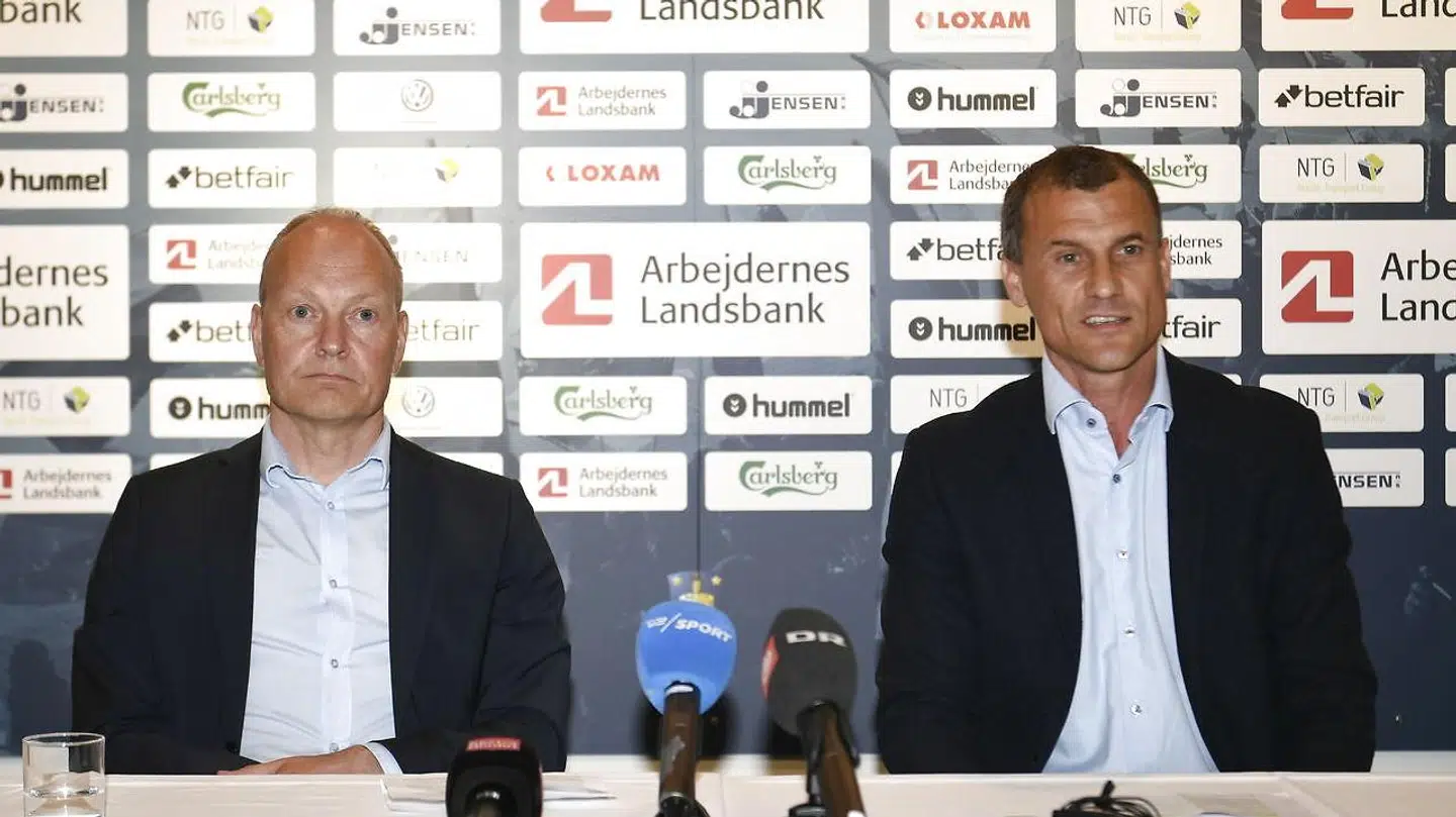 Kommende cheftræner Niels Frederiksen og sportsdirektør Ebbe Sand ved pressemøde på Brøndby Stadion.