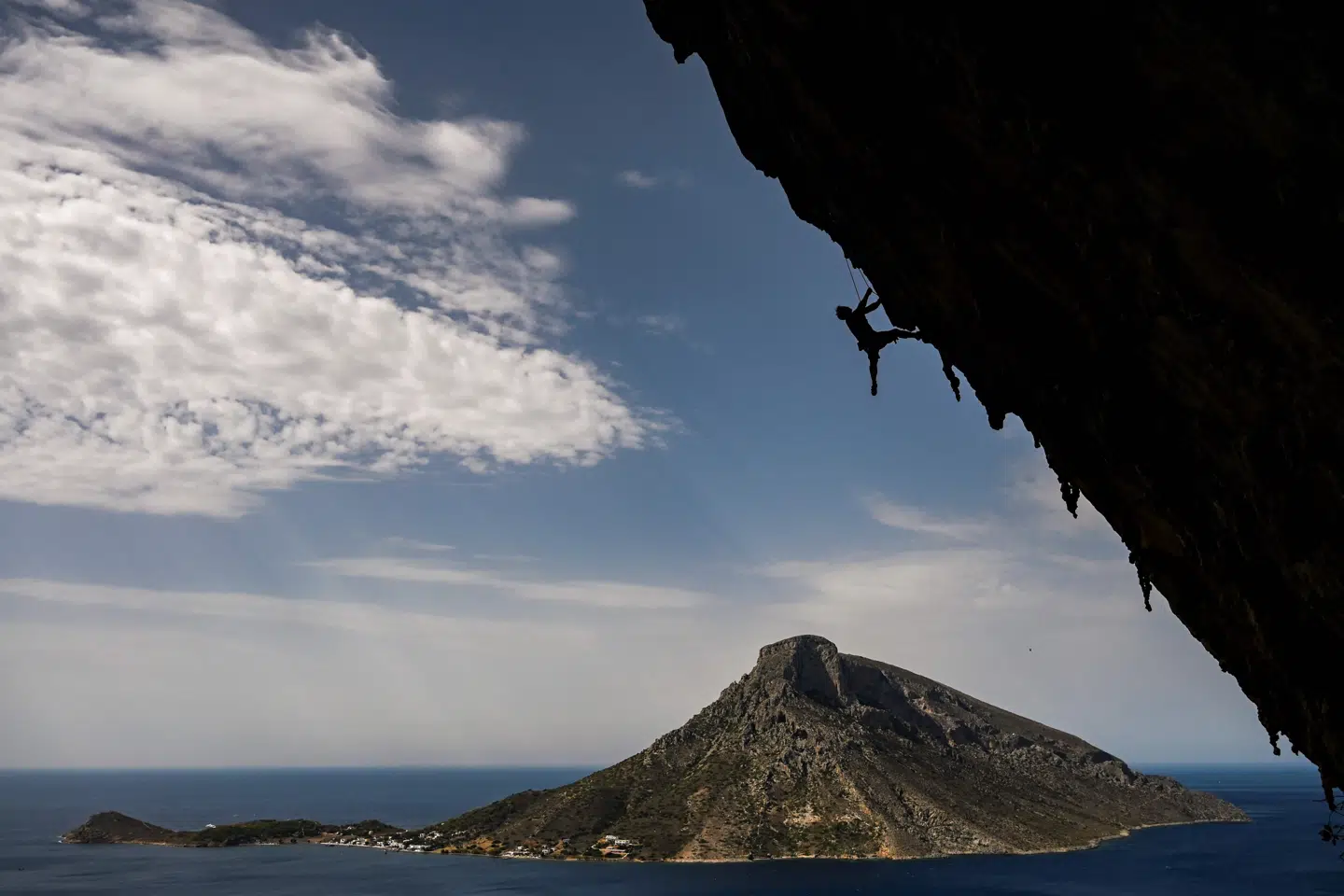 Øen Kalymnos er kendt for sin bjergbestigning og klatring, men også sine svampedykkere og strande. Foreløbig er den dog lukket for turister på grund af høje smittetal. (Arkivfoto) Aris Messinis/Ritzau Scanpix