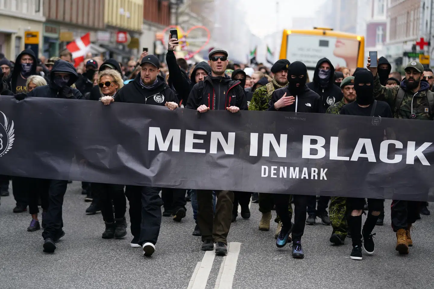 Men In Black protesterede lørdag under, hvad bevægelsen kalder et begravelsesoptog for frihedsrettighederne. Martin Sylvest/Ritzau Scanpix