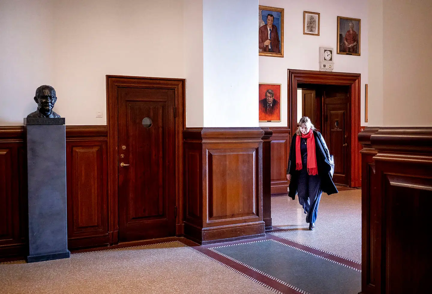 Kulturminister Joy Mogensen ankommer til samråd i marts, hvor flere kulturordførere har indkaldt hende, da de har savnet redegørelser for hvordan festivaller, koncerter mm. skal løbe af stabelen under corona.