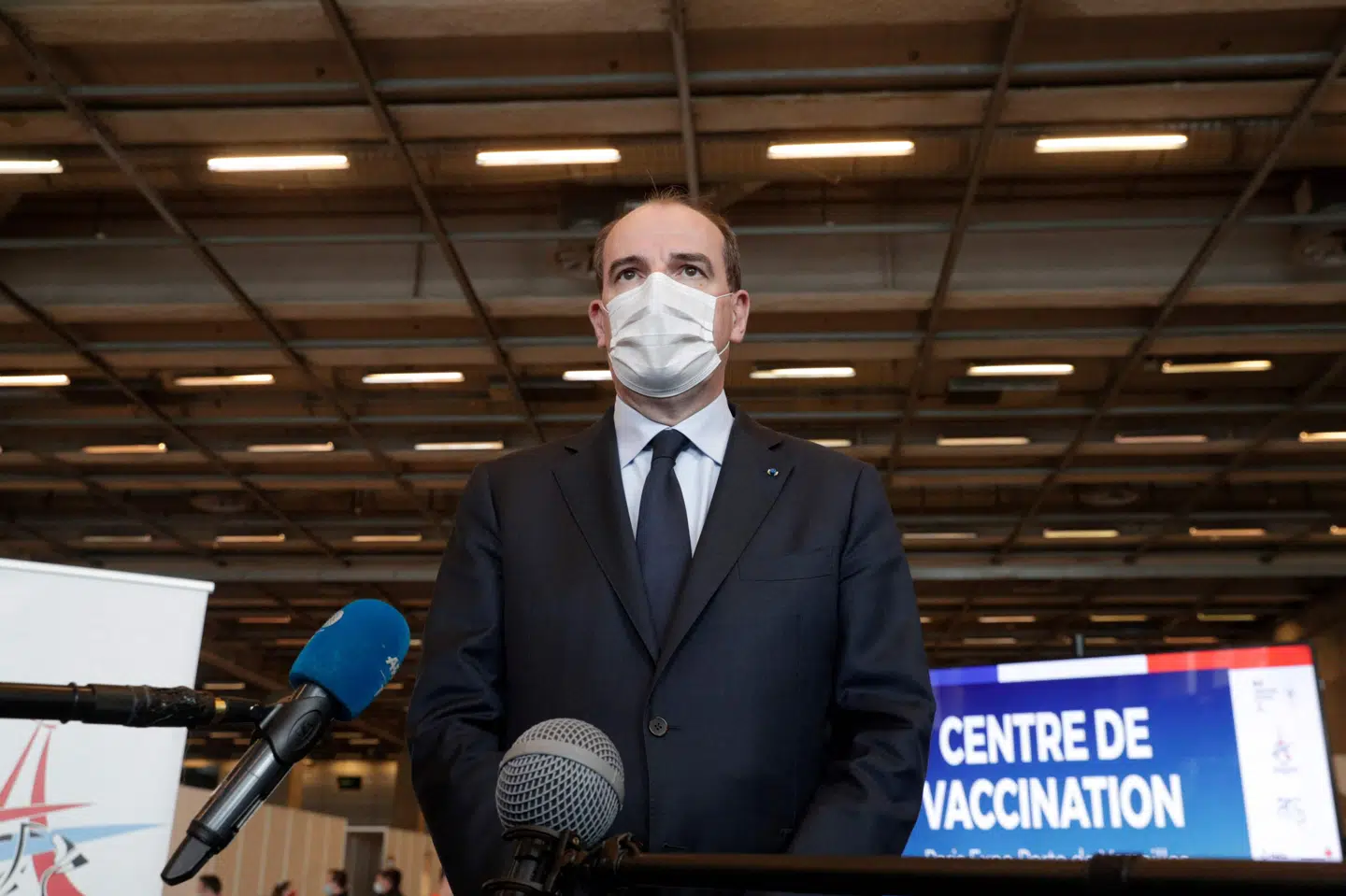 Det er en tilfreds premierminister Jean Castex, der lørdag taler ved et vaccinecenter i Paris. - Det er et meget vigtigt øjeblik for hele landet, fordi det bestyrker vores forhåbninger om at afslutte denne krise, siger Castex. Geoffroy Van Der Hasselt/Ritzau Scanpix