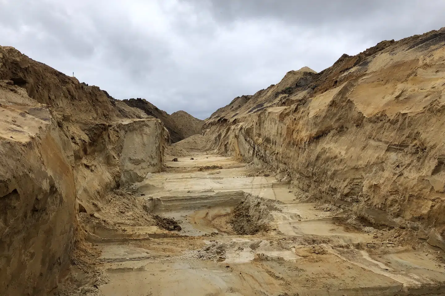 En af minkgravene i Nørre Felding er blevet tømt for mink. Minkene er kørt til forbrænding. Kasper Klintø, Fødevarestyrelsen/Free