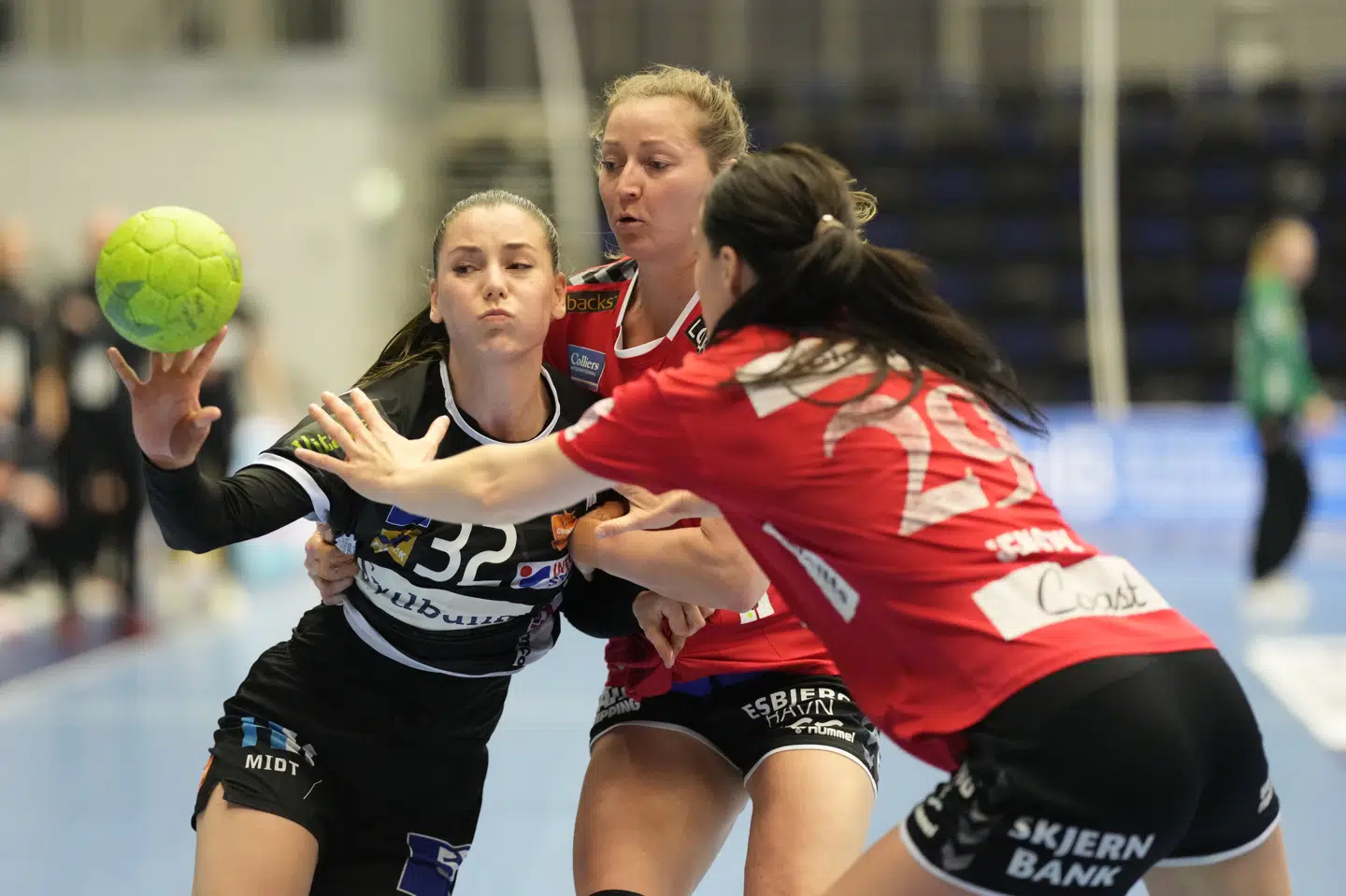 Mie Højlund (til venstre) vandt sammen med Odense lørdag på udebane over Team Esbjerg. Dermed er fynboerne klar til DM-finalen. Frank Cilius/Ritzau Scanpix