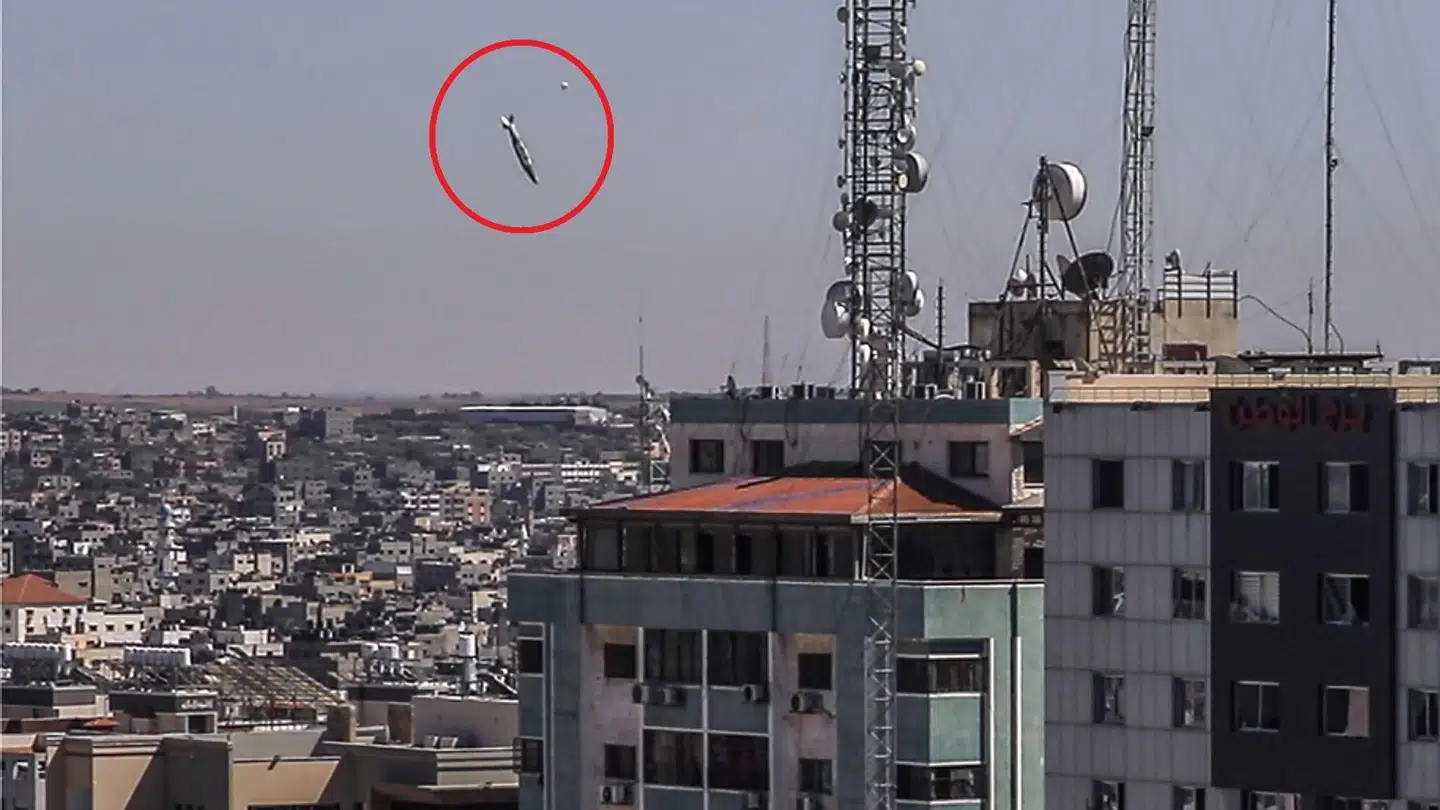 En bombe kan ses øverst i billedet, brøkdele af et sekund inden, den rammer Al-Jalaa-bygningen i Gaza By, hvor blandt andet nyhedsbureauet AP og tv-kanalen Al Jazeera holdt til.
