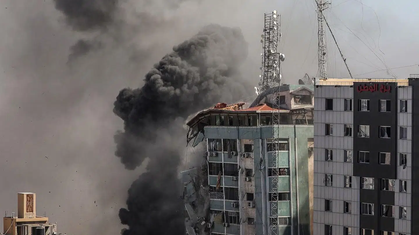 Al-Jalaa-bygningen i Gaza By indhyldet i røg kort efter, den blev ramt af israelske bomber.