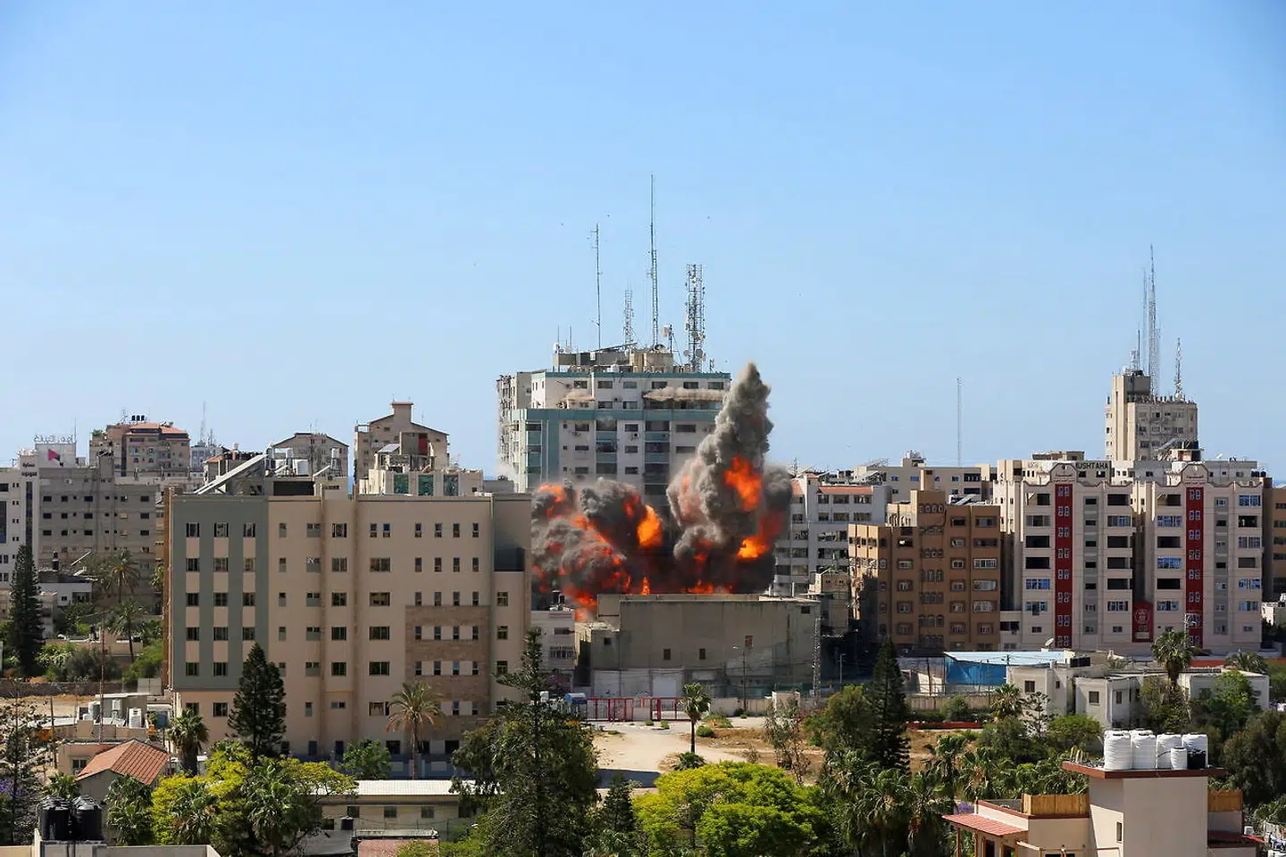 Der kommer en eksplosion, efter at bomberne er faldet over mediehuset i Gaza.