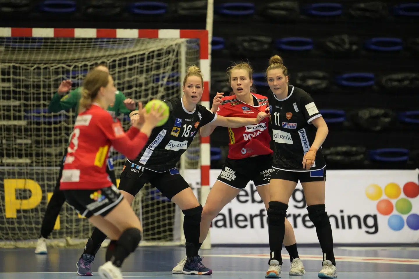 Odense Håndbold (mørke trøjer) slog lørdag for anden gang på få dage Team Esbjerg. Frank Cilius/Ritzau Scanpix