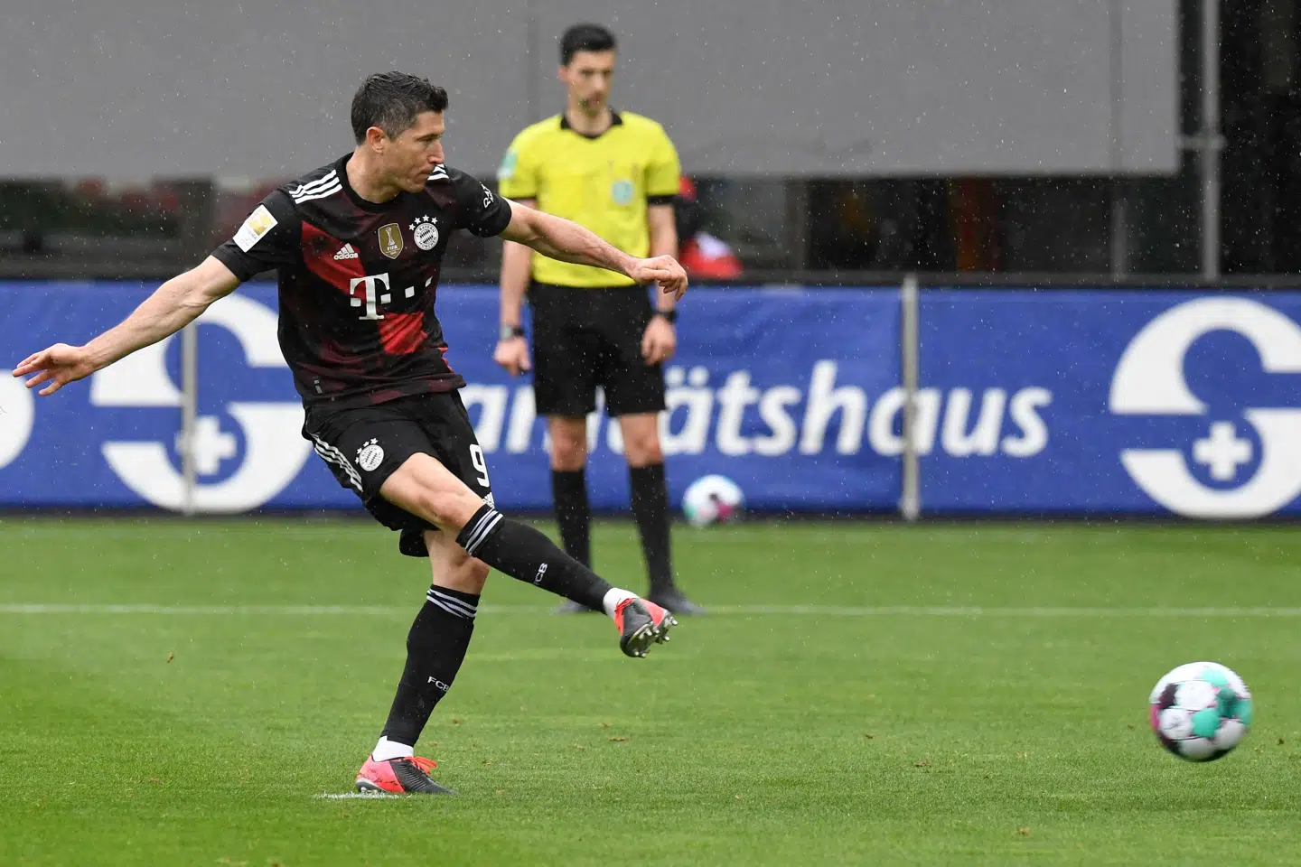 Bolden blev sendt afsted fra 11-meter-pletten, da Robert Lewandowski tangerede Gerd Müllers rekord for flest mål i en bundesligasæson. Thomas Kienzle/Ritzau Scanpix