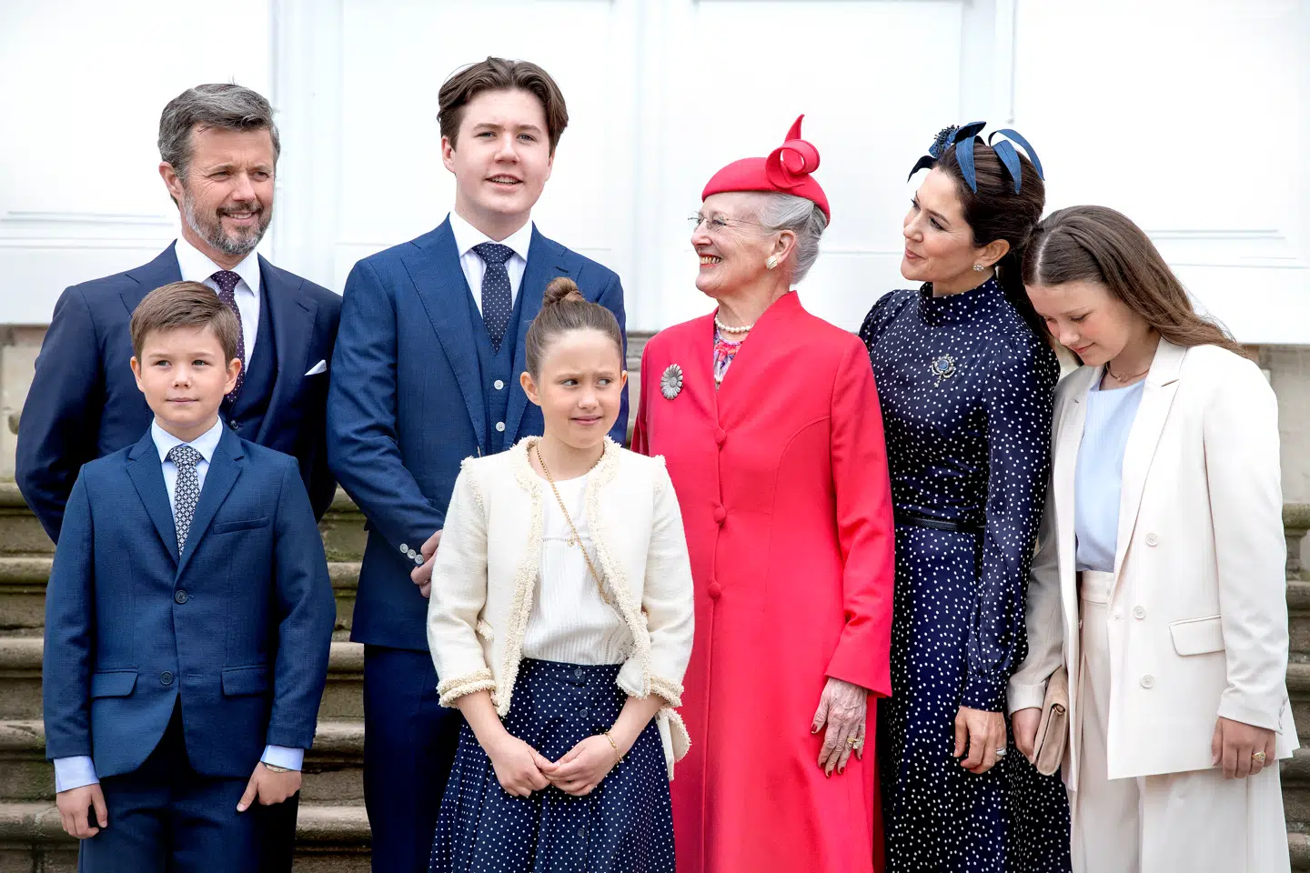 Dronningen med kronprinsfamilien foran Fredensborg.