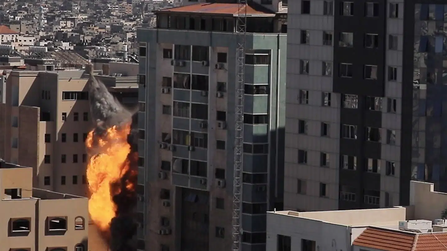 Her ses Al-Jalaa tower i Gaza By kort efter luftangrebet.
