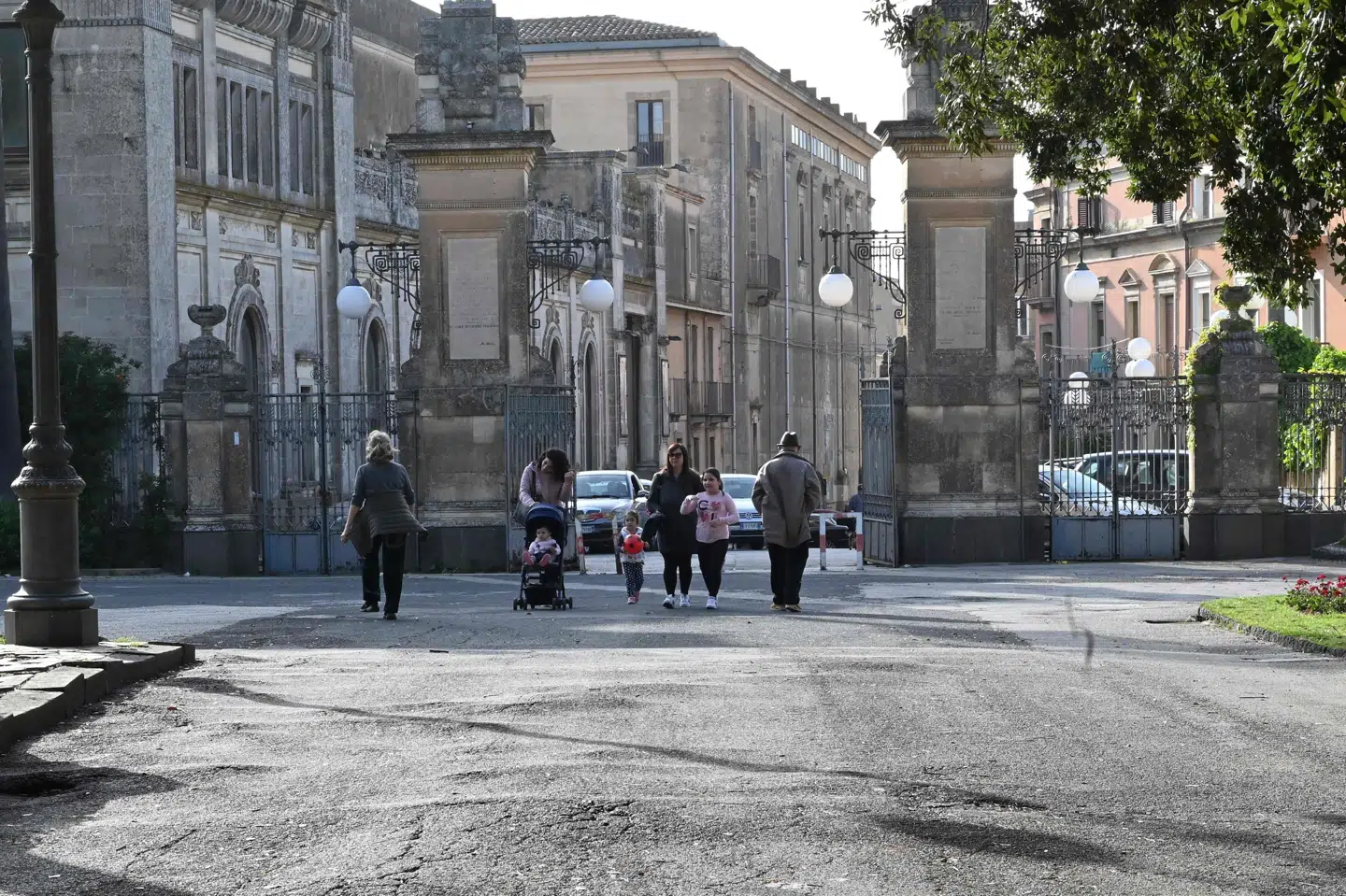 Familie med småbørn i en park i det centrale Caltagirone på Sicilien. Sicilien. -Da Daniela Vicino blev lærer på Sicilien for 30 år siden, havde hun 30 elever i hver klasse. Med en stærkt faldende italiensk fødselsrate er tallet af elever i dag næsten halveret. Andreas Solaro/Ritzau Scanpix