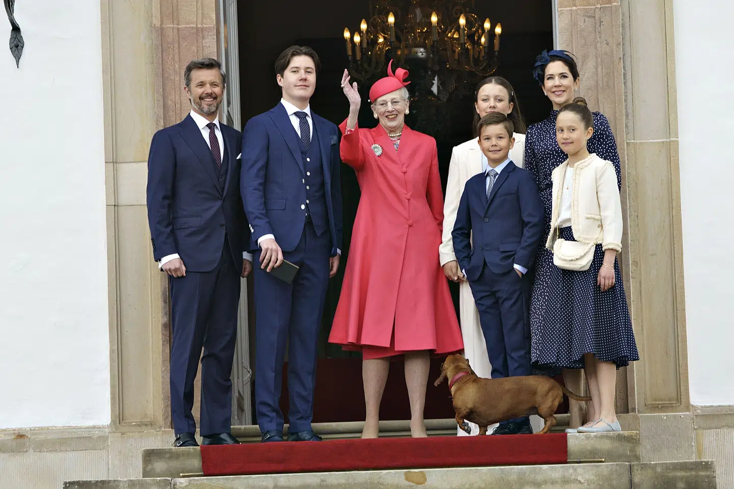 Prins Christian, hans forældre og søskende blev modtaget af dronningen på slottet. Bagefter fortsatte familien til konfirmation i slotskirken. (Foto: Keld Navntoft/Ritzau Scanpix) Keld Navntoft/Ritzau Scanpix