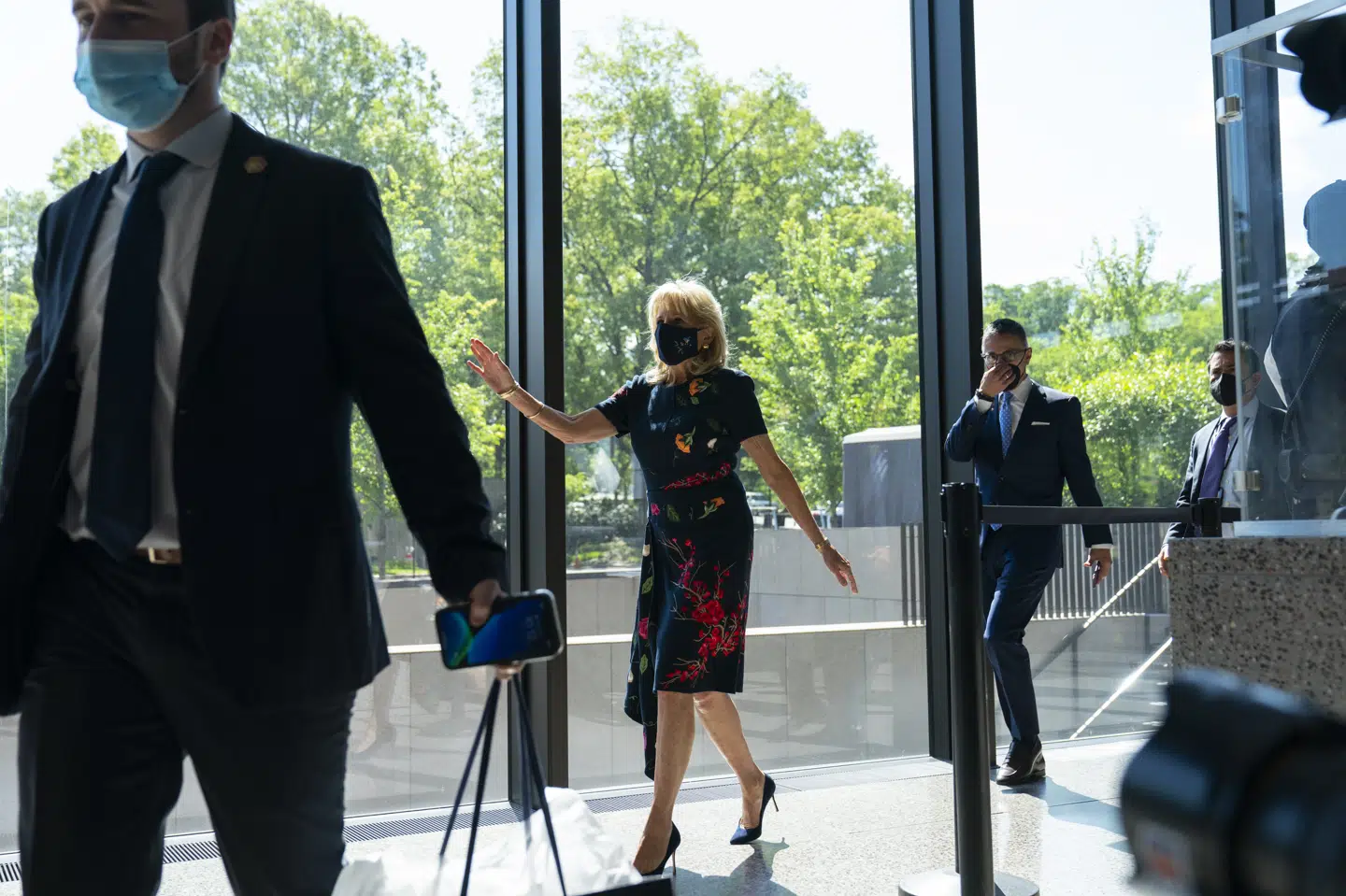 USA's førstedame, Jill Biden, ankommer til Muséet for Afrikansk Historie og Kultur i Washington, hvor hun vakte opsigt ved at bære mundbind trods offentlige udmeldinger om, at det er unødvendigt. Carolyn Kaster/Ritzau Scanpix