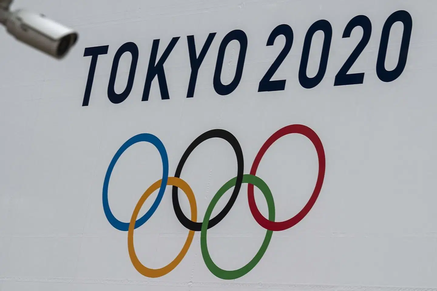 (FILES) File photo taken on April 13, 2021 of a Tokyo 2020 Olympics Games banner displayed on the wall of the Metropolitan Government building in Tokyo. - Brazil will start vaccinating against COVID-19 the athletes and technical commissions members who will participate in the Tokyo-2020 Olympic Games, the Health Ministry announced on May 11, 2021. (Photo by Charly TRIBALLEAU / AFP)