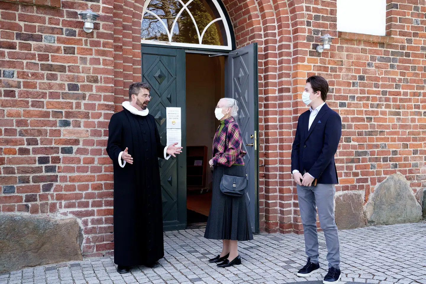 Den 25. april var prins Christian og dronningen til gudstjeneste uden fællessang, men med altergang i Asminderød Kirke som en del af prinsens konfirmationsforberedelse. Det var sognepræst Simon A. Drigsdahl, der forestod gudstjenesten. Keld Navntoft / Kongehuset/Ritzau Scanpix