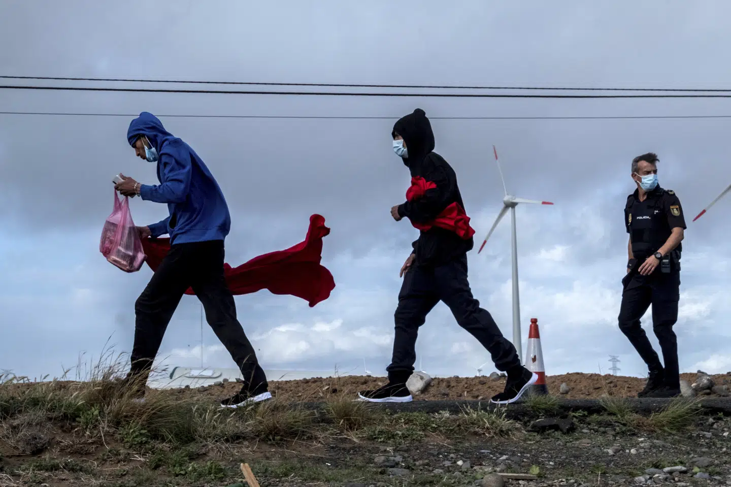 Migranter ankommer til den sydøstlige kyst på den spanske ø Gran Canaria tidligere i år. De nåede frem i træbåd. Javier Bauluz/Ritzau Scanpix