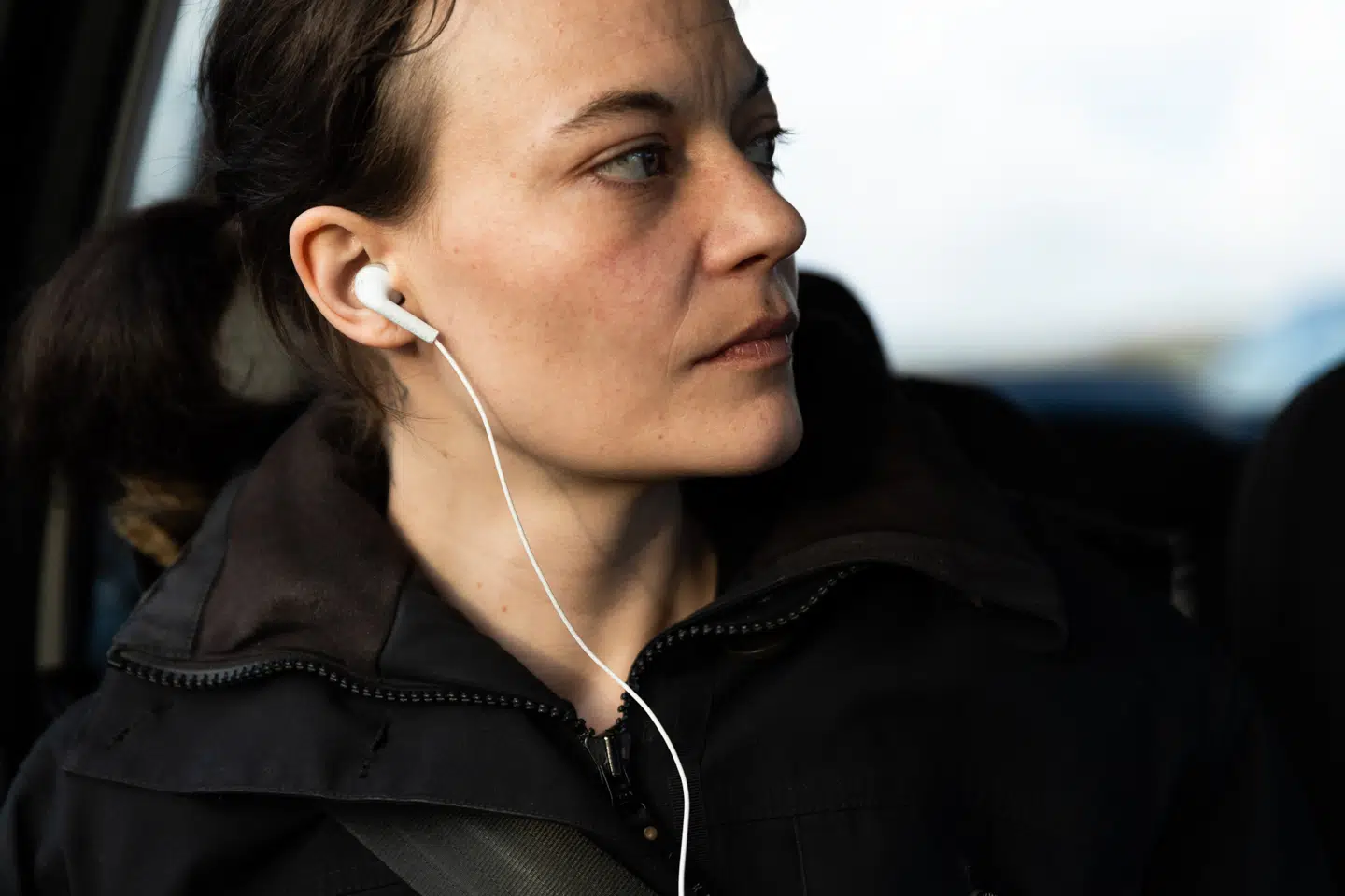 Når Elisabeth Hansen bliver mentalt presset, lukker hun sig inde i sig selv med høj technomusik i ørerne.