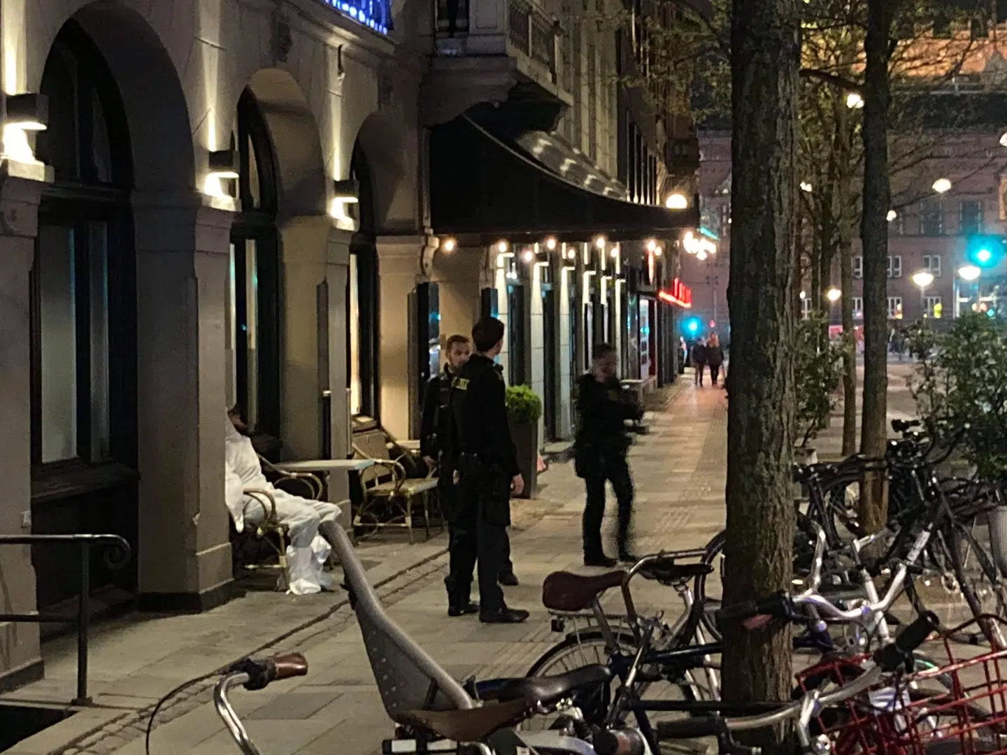 En formodet gerningsmand bag et knivstikkeri blev lagt i DNA-dragt af Københavns Politi fredag aften kort før midnat.
