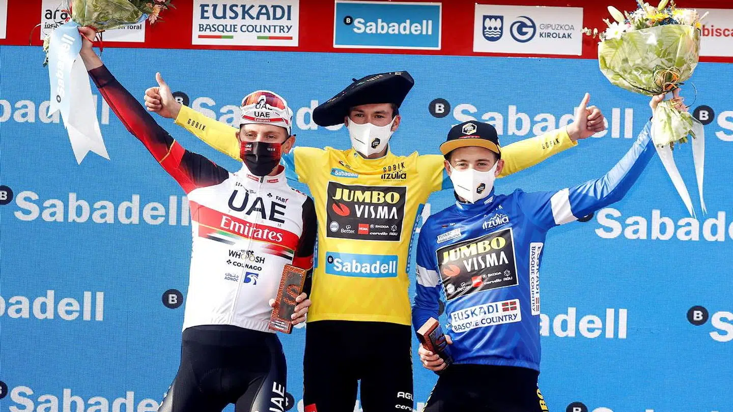 Jonas Vingegaard (th.) sammen med holdkammeraten Primoz Roglic (i midten) og Tadej Pogacar på podiet i Baskerlandet Rundt.