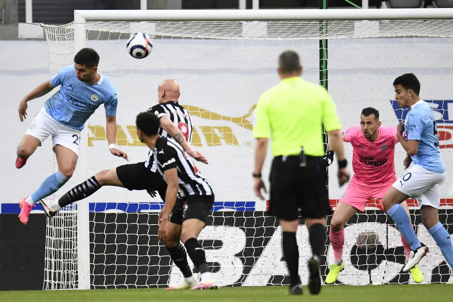 Manchester Citys Ferran Torres (yderst til venstre) indledte sit hattrick mod Newcastle med et akrobatisk mål, da spanieren sendte bolden ind med hælen, hængende i luften med ryggen til mål. Peter Powell/Ritzau Scanpix