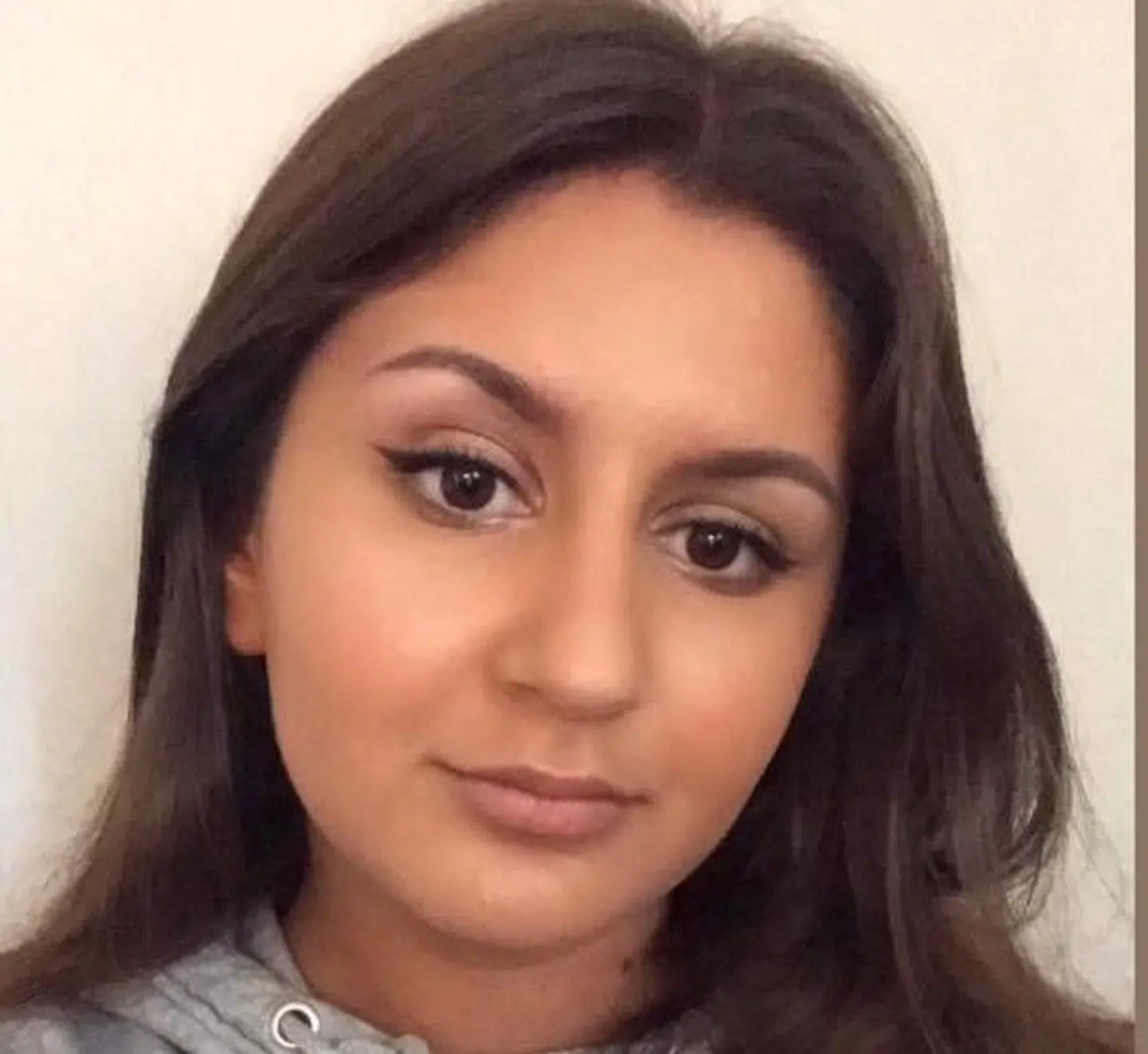 Sarah er født og opvokset i Østjylland, hvor hun gik i skole og havde mange venner. Hun drømmer om at komme tilbage til Danmark og uddanne sig til jordemoder.