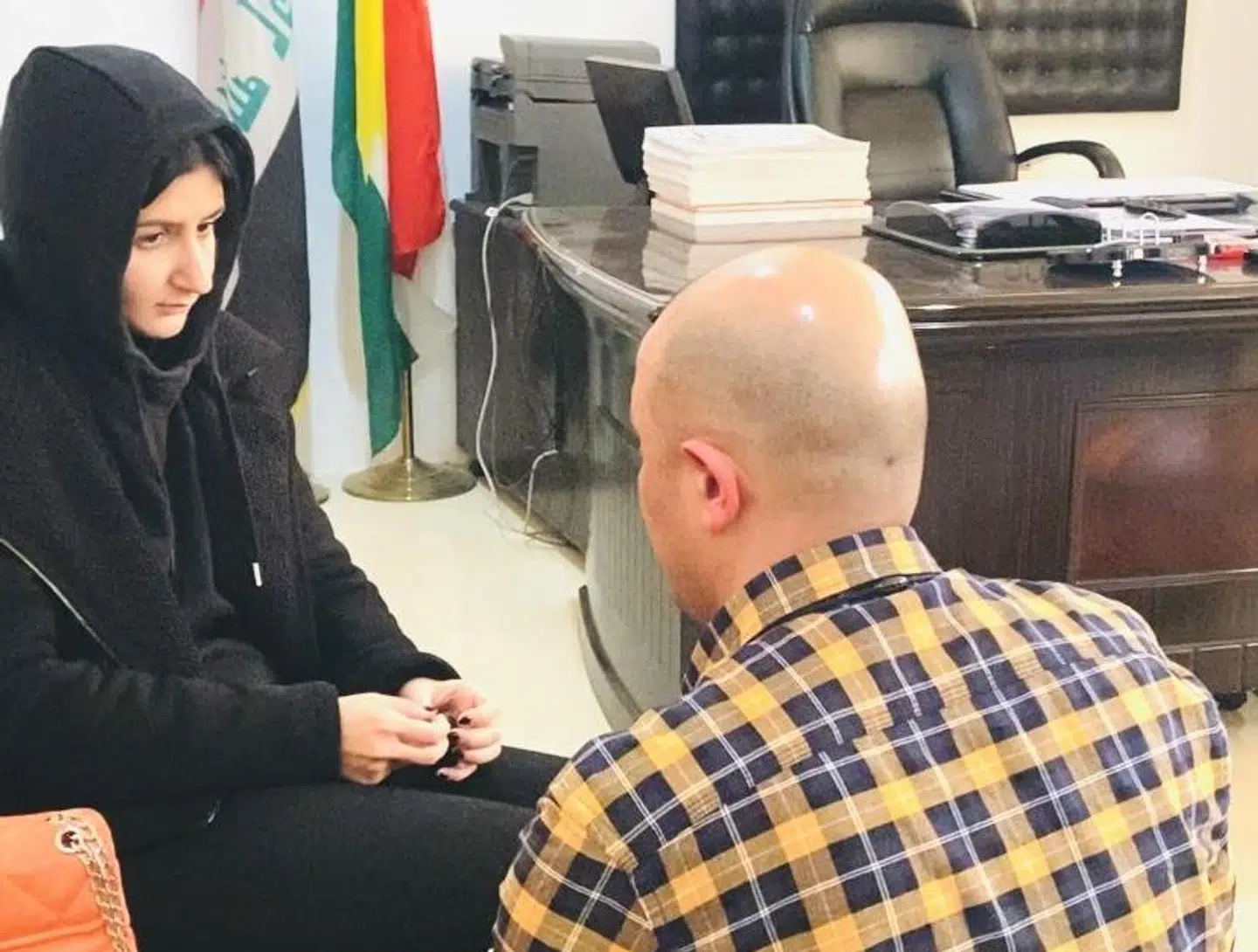 17-årige Sarah blev ulovligt ført ud af Danmark af sine forældre, mens hun var tvangsfjernet. Organisationen Ny Identitet og Nader Ashkani (på billedet) rejste til irakisk Kurdistan og hjalp hende i sikkerhed på et kvindecenter. Sarah er stadig ikke i Danmark og venter på, at hun komme hjem.