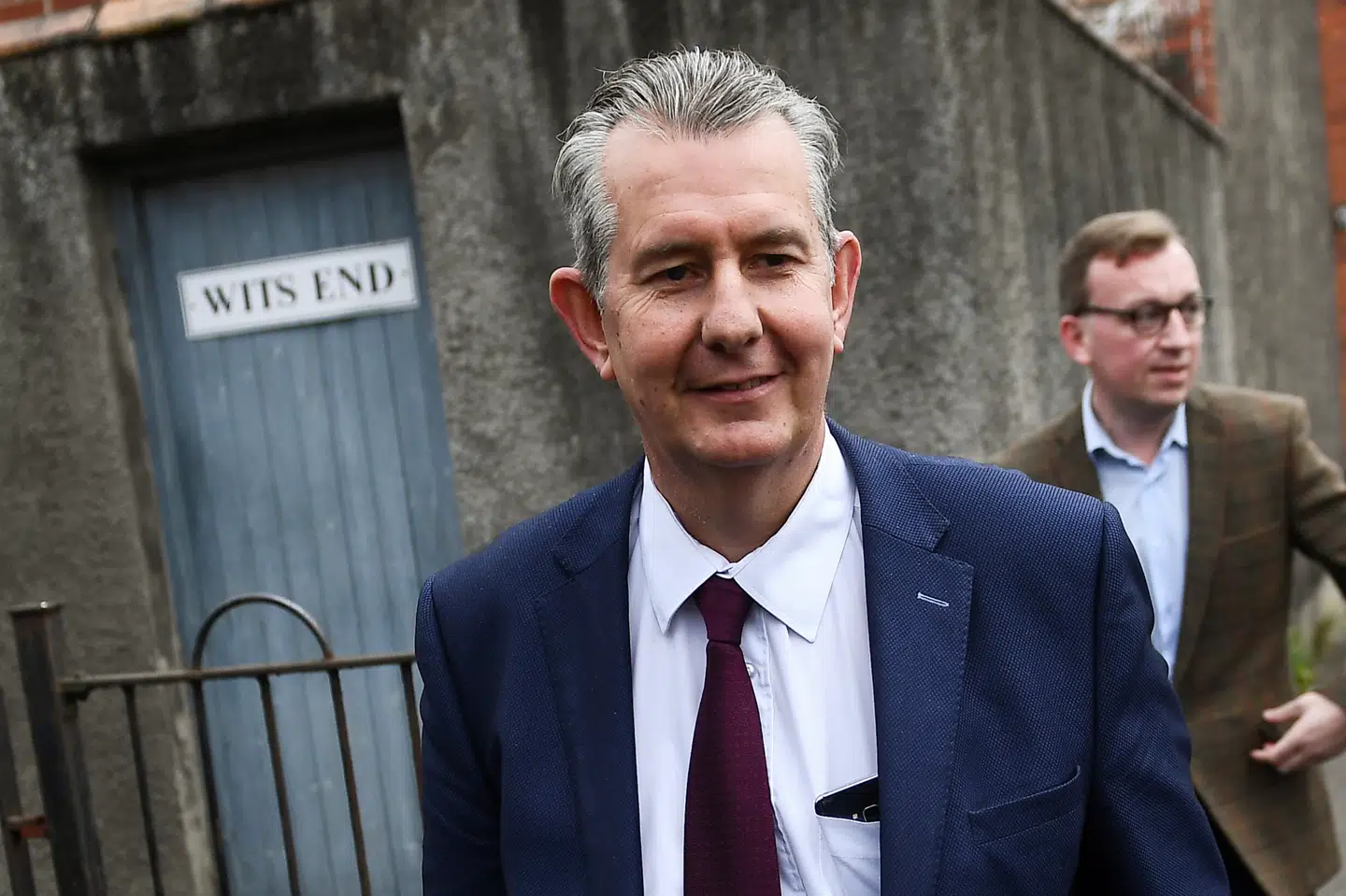 Nordirlands landbrugsminister, Edwin Poots, forlader DUP's hovedkontor i Belfast, efter at han fredag er valgt som ny partileder. Clodagh Kilcoyne/Reuters