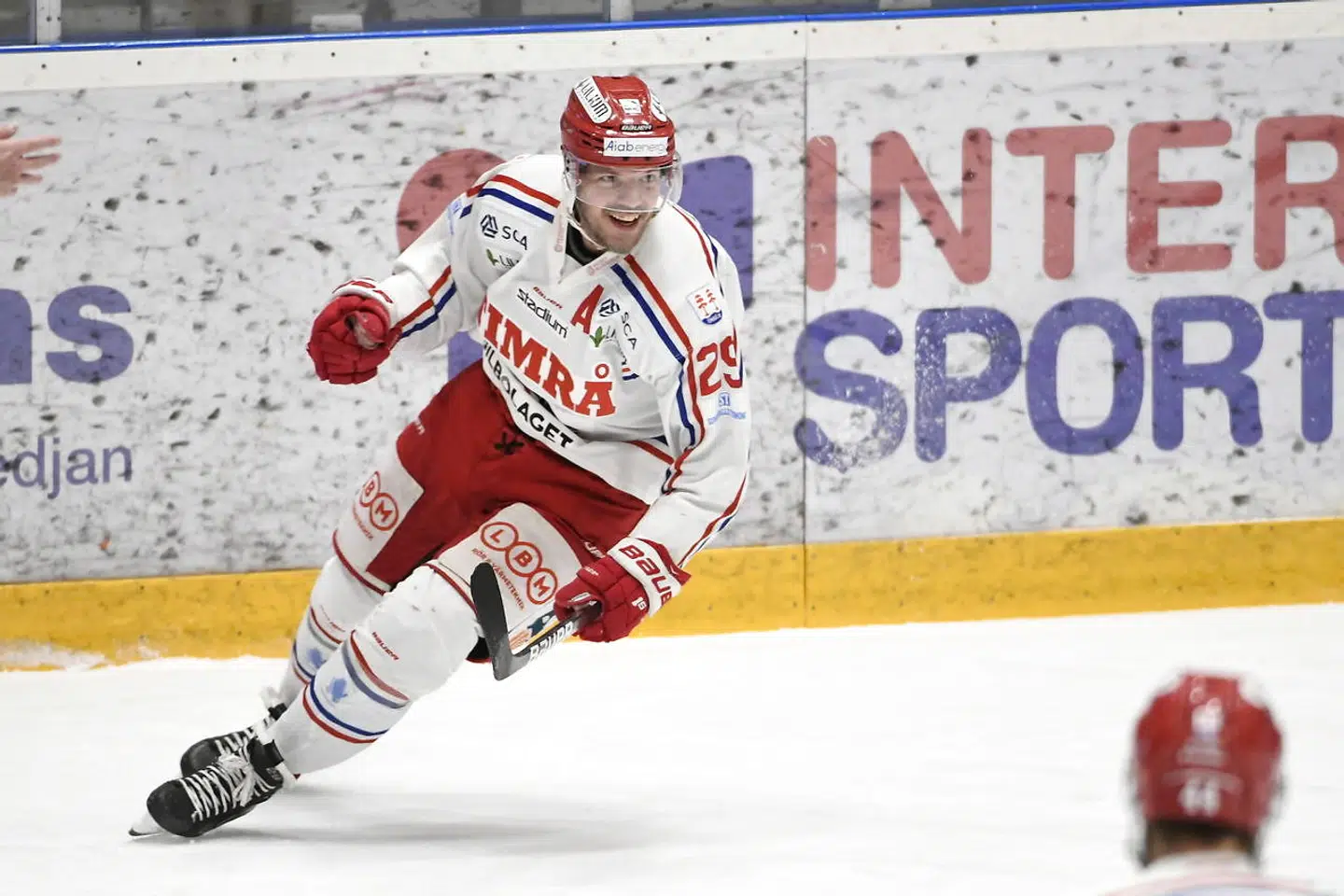 Morten Madsen kommer til Riga fra Sverige på mandag. Den danske forward var med til at sikre Timrå oprykning til SHL efter sejr over Björklöven.