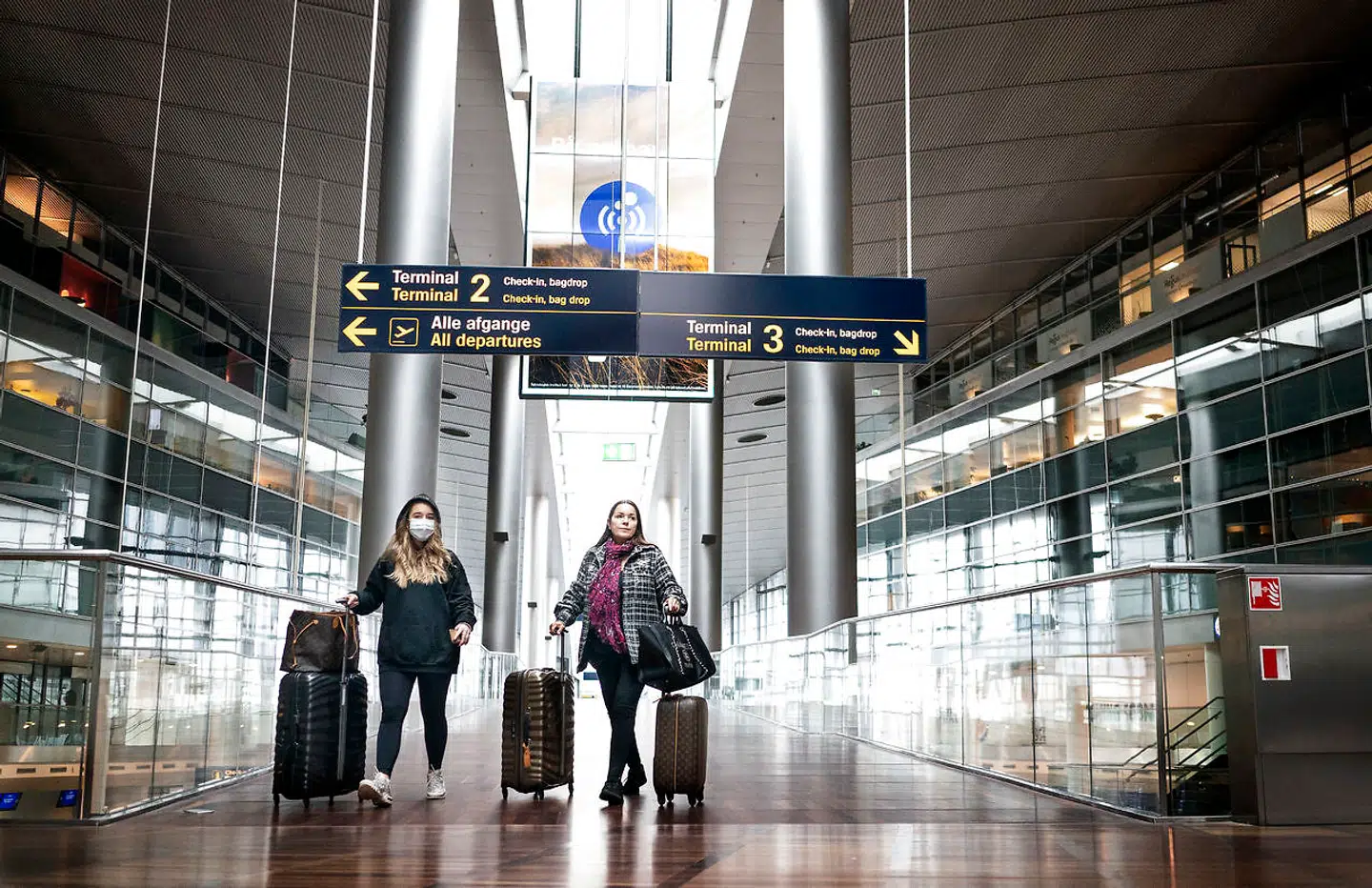 I Københavns Lufthavn er der langt mellem passagererne og anvendelsen af masker er blevet mere tydelig. Nu åbner man langsomt for, at flere danskere kan komme på udlandsture.