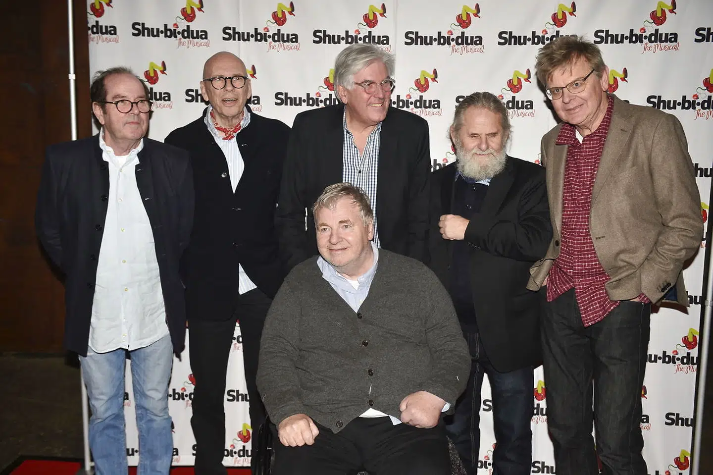 Medlemmer fra Shu-bi-dua stiller op til fotografering ved ankomsten til premieren på musicalen 'Shu-bi-dua – The Musical' 21. januar 2016 i Østre Gasværk i København. Fra venstre Claus Asmussen, Bosse Hall Christensen, Poul Meyendorff, Willy Pedersen og Jens Tage Nielsen. Forrest er det Michael Bundesen. (Foto: Simon Læssøe/Scanpix 2016)