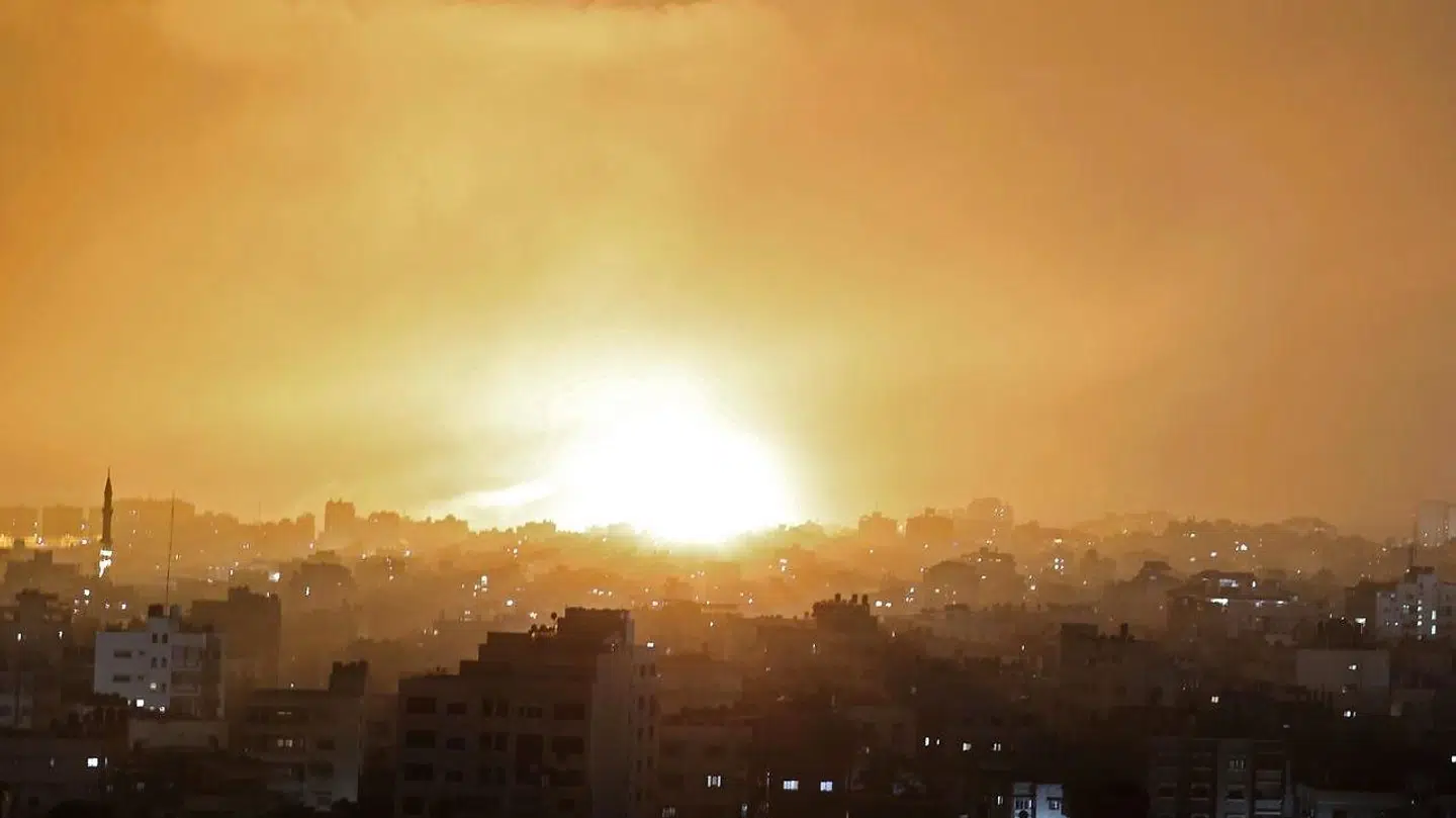 En eksplosion lyser himlen op efter et israelsk luftangreb i den nordlige del af Gazastriben. (Photo by MOHAMMED ABED / AFP)