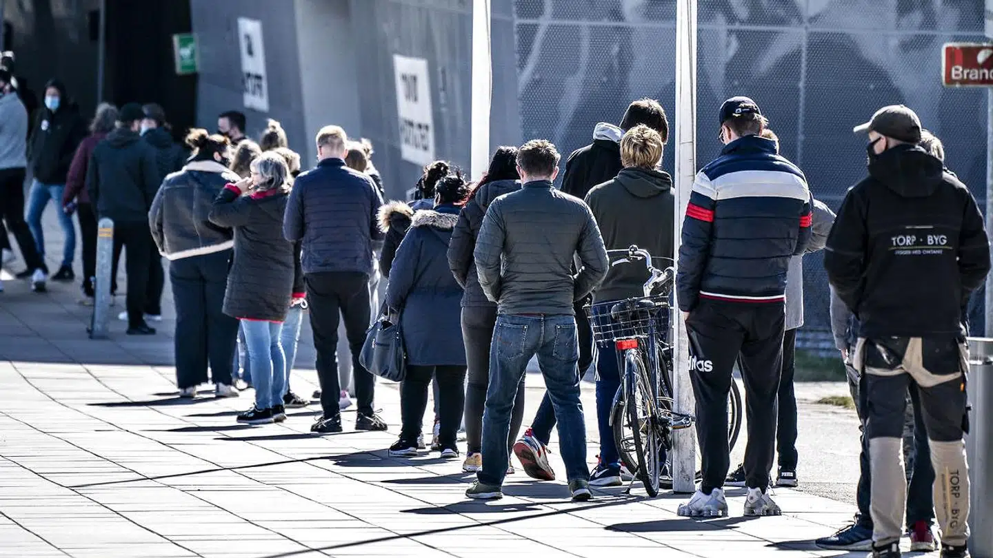 Mange steder i landet er der lange køer for at blive kviktestet. Her det i Aalborg.