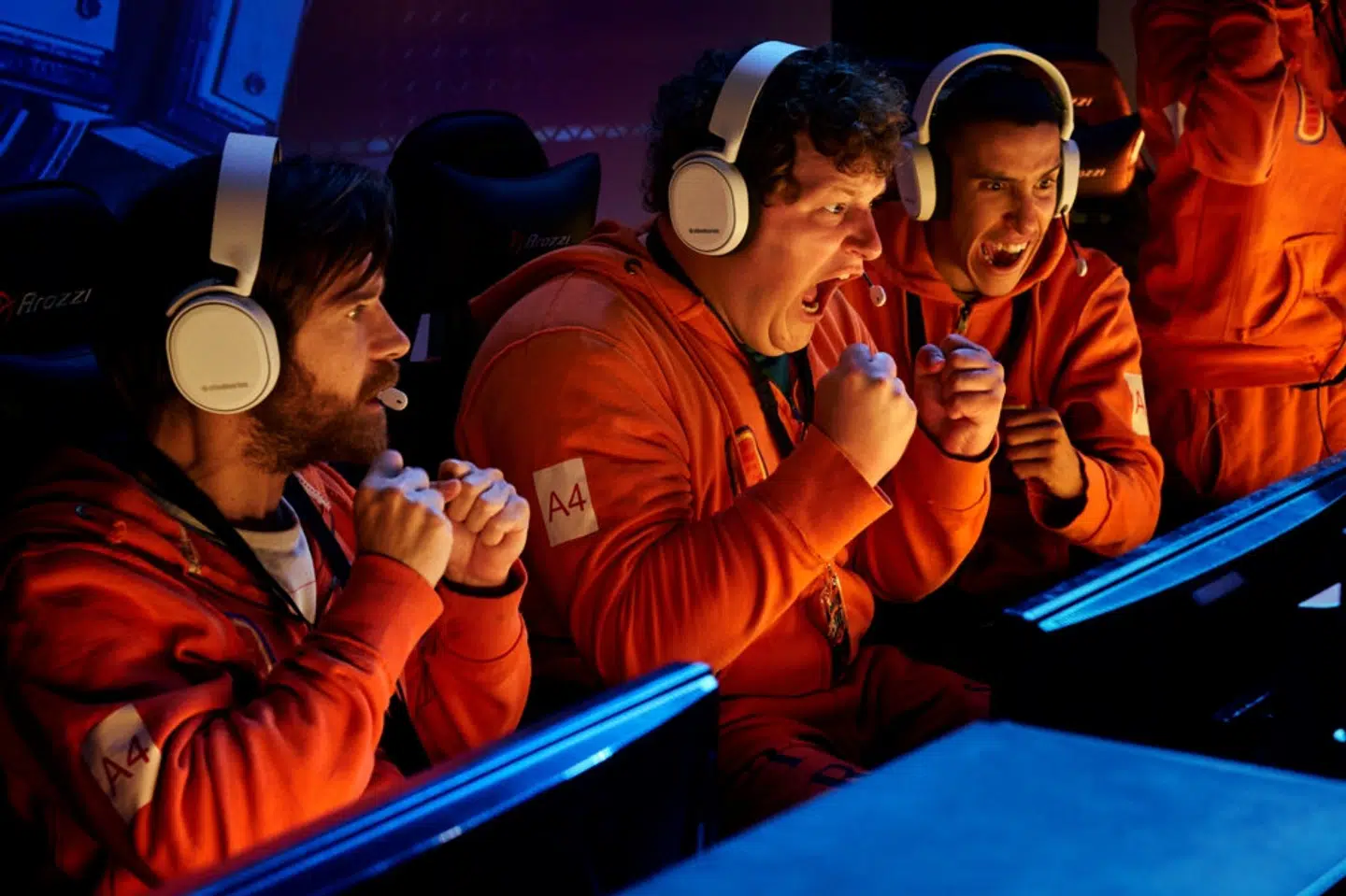 Try Hard følger 23-årige Sebastian, spillet af Ari Alexander, som her ses i midten, der stadig bor hjemme og bruger alt sin tid på at spille Counter-Strike. Det eneste, han drømmer om, er at blive professionel gamer. Men hans forældre deler ikke hans begejstring og kræver, at Sebastian opgiver sin drøm og i stedet får sig en uddannelse eller begynder at tjene nogle penge. Der er ikke noget Counter-Strike-hold i byen, og Sebastian har ingen forbindelser til det professionelle spillefællesskab. Men han giver ikke op! Sebastian beslutter sig for at samle sit eget hold for at komme sin drøm nærmere, og således starter hans og vennernes vilde rejse mod at blive professionelle gamere. Forude venter mange udfordringer, og spørgsmålet er, om teamet af dovne amatør-gamere overhovedet vil få et ben til jorden i den hårde, konkurrenceprægede gaming-verden?. (Stillfoto) Andreas Omvik/Free