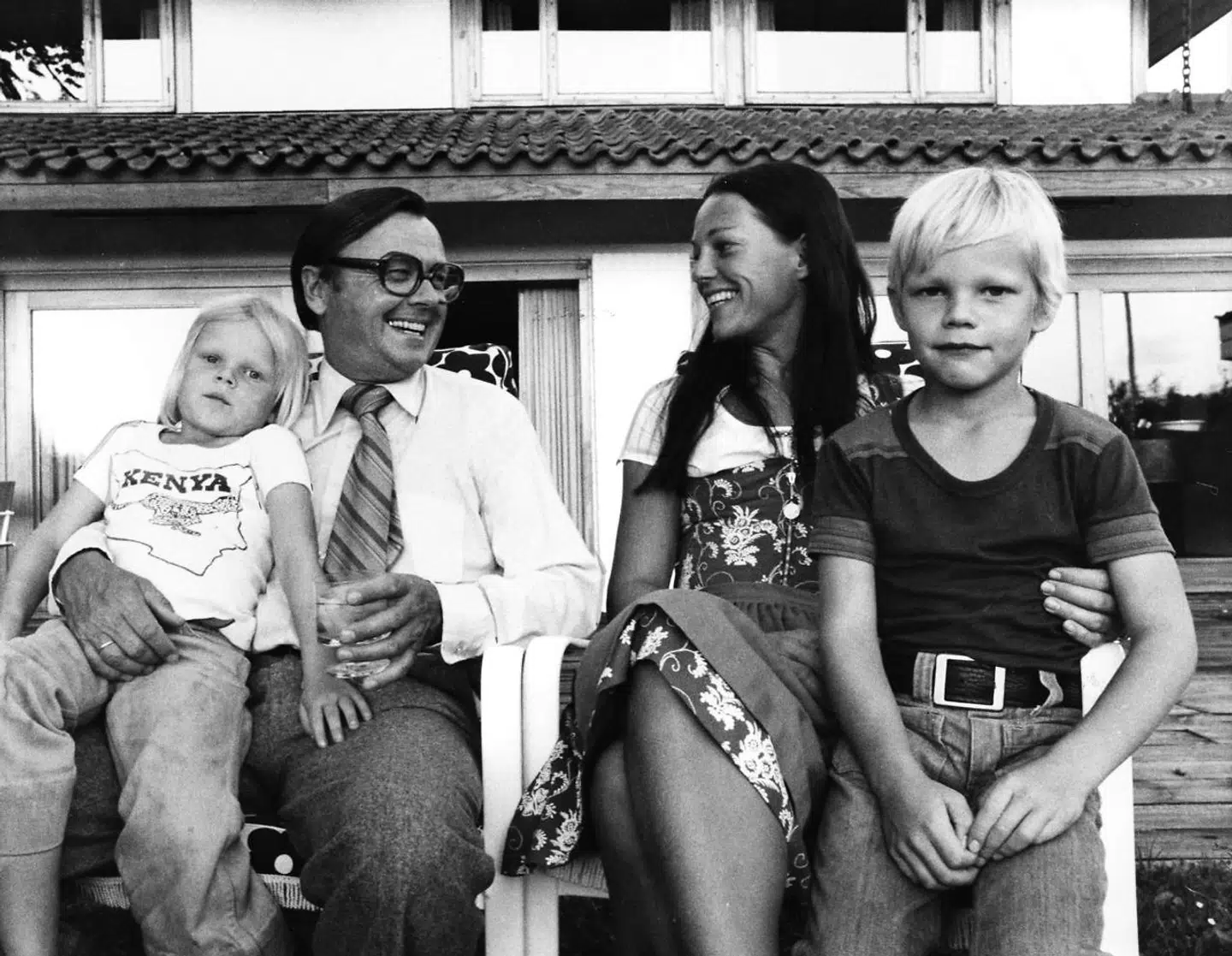 En af de lykkelige stunder. Katerina Pitzner på skødet af sin far Axel Pitzner og med moderen Marianne og broderen Mikkel.