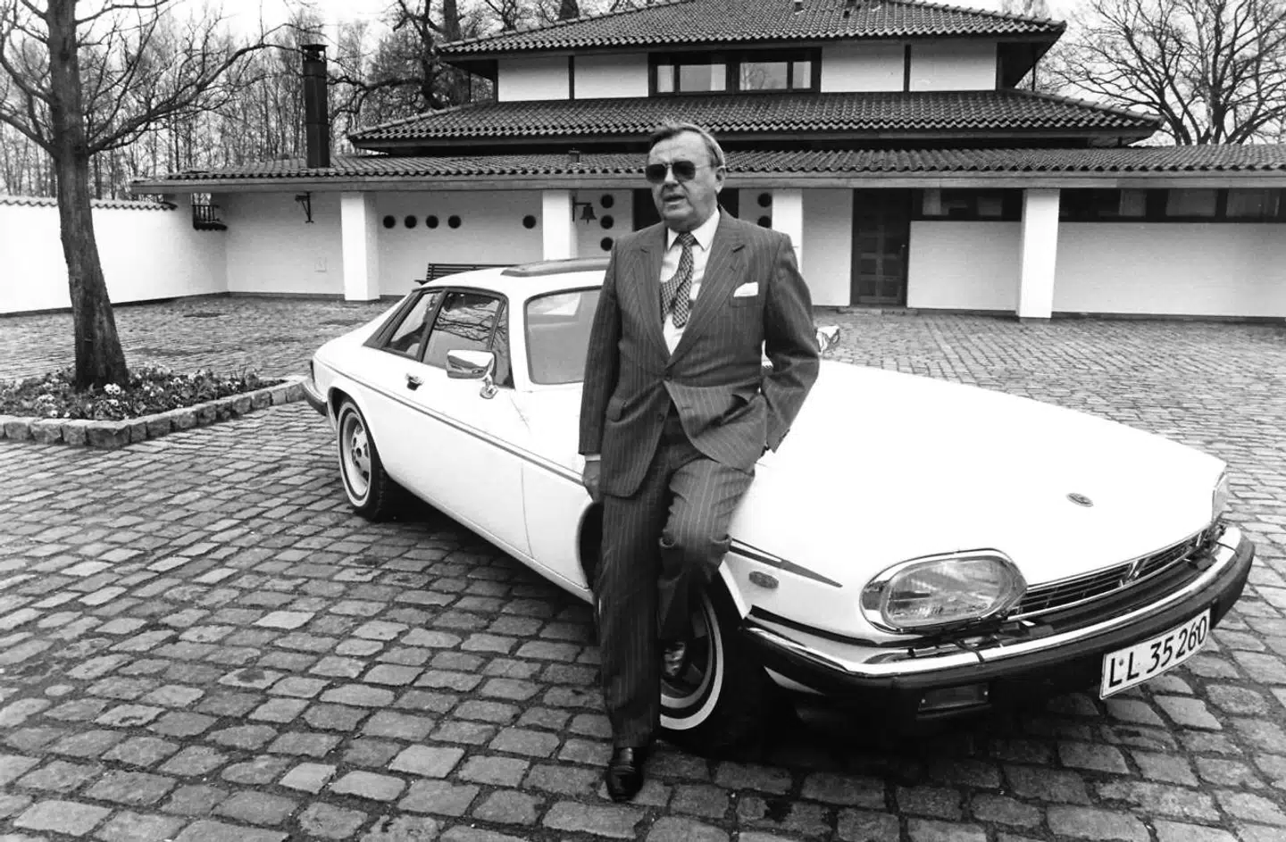 Axel Pitzner i indkørslen til lystejendommen Solhøjgaard.