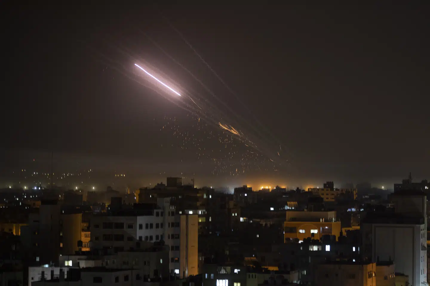 Intet tyder på en nedtrapning af de seneste dages konflikt mellem Israel og det palæstinensiske selvstyre på Gazastriben. Israel angreb torsdag aften mål i Gazastriben med kampfly og artilleri, mens der fra Gazastriben blev affyret raketter i retning mod Israel. Khalil Hamra/Ritzau Scanpix