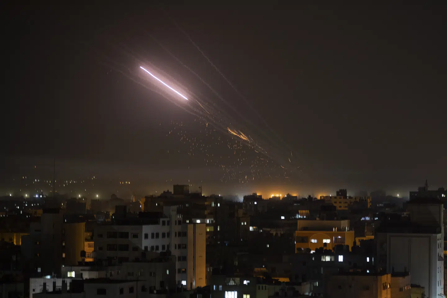 Intet tyder på en nedtrapning af de seneste dages konflikt mellem Israel og det palæstinensiske selvstyre på Gazastriben. Israel angreb torsdag aften mål i Gazastriben med kampfly og artilleri, mens der fra Gazastriben blev affyret raketter i retning mod Israel. Khalil Hamra/Ritzau Scanpix