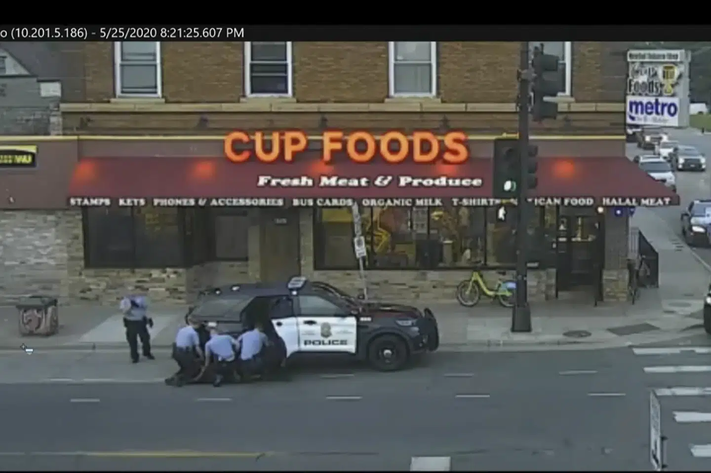 Fire betjente var med ved den fatale anholdelse af George Floyd i Minneapolis sidste år. Derek Chauvin, der sad på Floyds hals i omkring ni minutter, er kendt skyldig i drab. Hans ekskolleger Tou Thao, Alexander Kueng og Thomas Lane skal også for retten - i to omgange, både føderalt og på delstatsplan. (Arkivfoto) Uncredited/Ritzau Scanpix