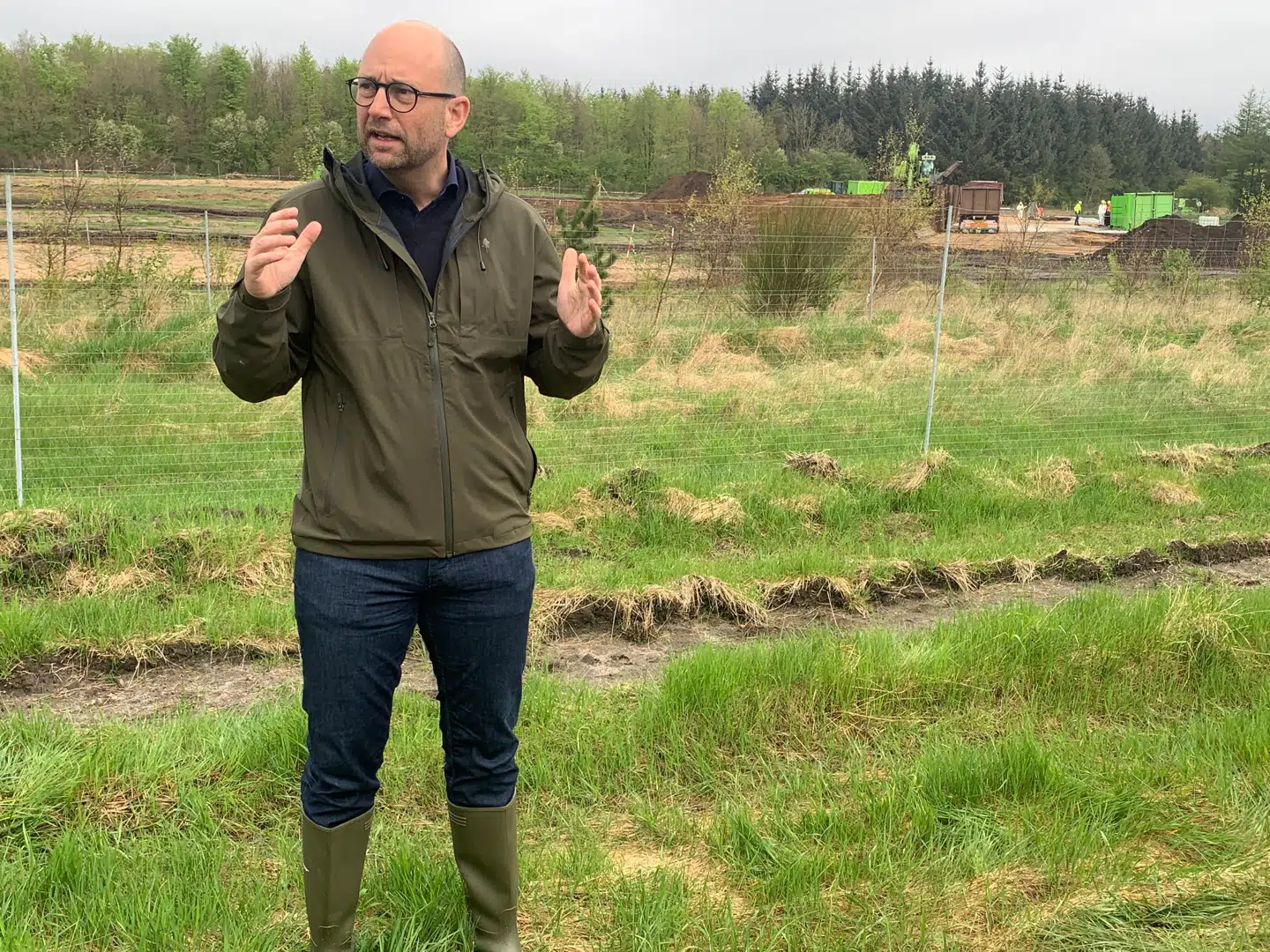 »Når vi nu står her i dag, og minkene bliver gravet op igen, så tænker man selvfølgelig: 'Kunne det ikke have været gjort anderledes?' Men man var under et kolossalt pres og alvorligt bange for corona-smitte. Og man kunne ikke have døde mink liggende ude i det åbne land. Derfor blev der taget beslutningen om at grave dem ned,« siger Rasmus Prehn.Foto: Jens Anton Havskov