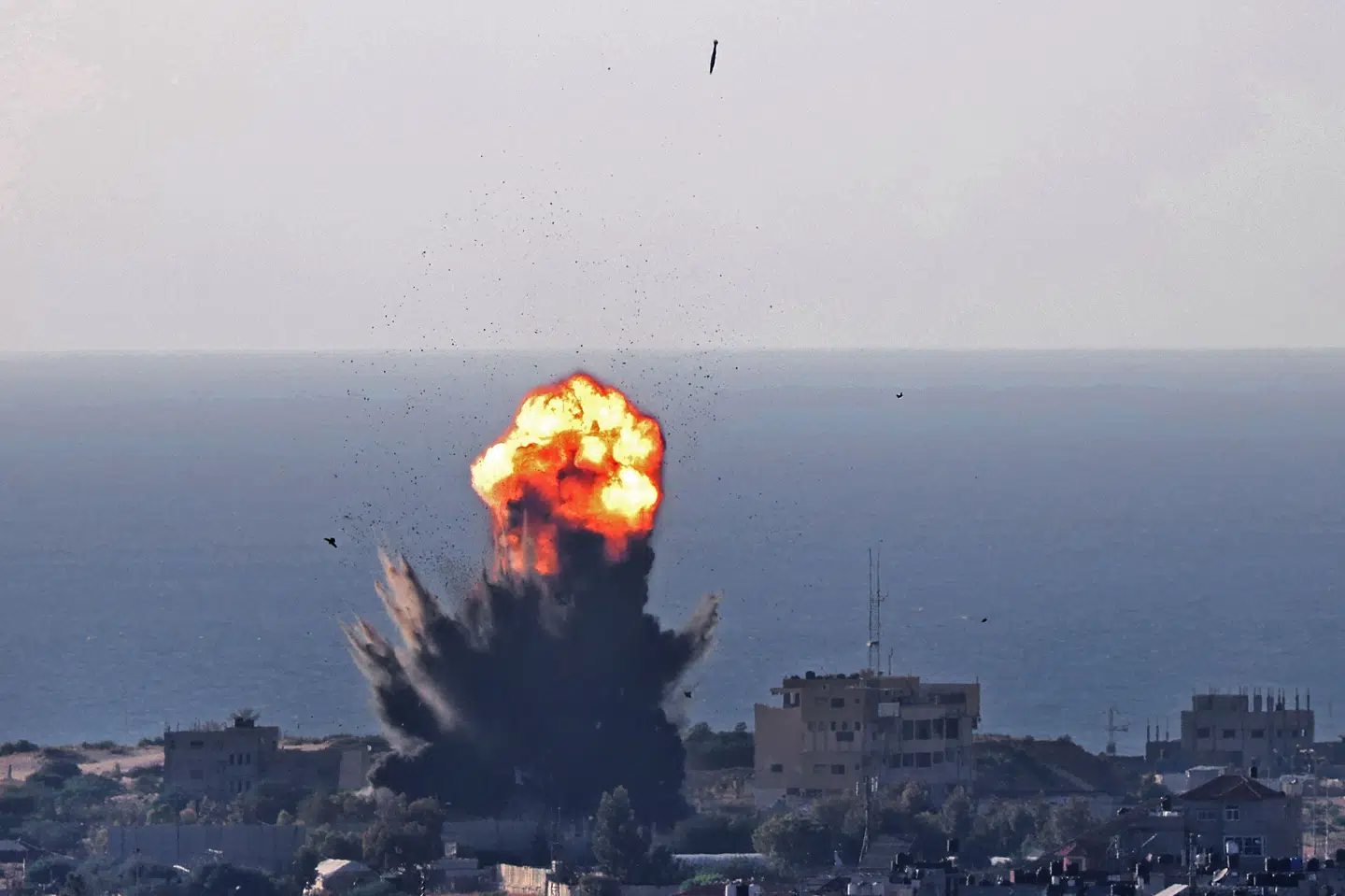 En ildkugle og en sort røgsøjle stiger op i Rafah i den sydlige del af Gazastriben efter endnu et israelsk luftangreb torsdag. I Frankrig har der tidligere været uroligheder i forbindelse med protester vedrørende konflikt i Mellemøsten, og det ønsker den franske indenrigsminister ikke en gentagelse af. Said Khatib/Ritzau Scanpix