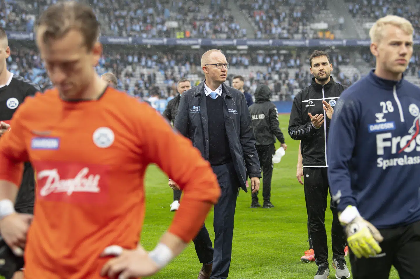 Sønderjysketræner Glen Riddersholm (i midten) gik ned til fansene efter nederlaget til Randers i pokalfinalen. Forrest gik holdets keepere Lawrence Thomas (til venstre), som var skuffet over sin egen præstation, og Nicolai Flø (til højre). Bo Amstrup/Ritzau Scanpix