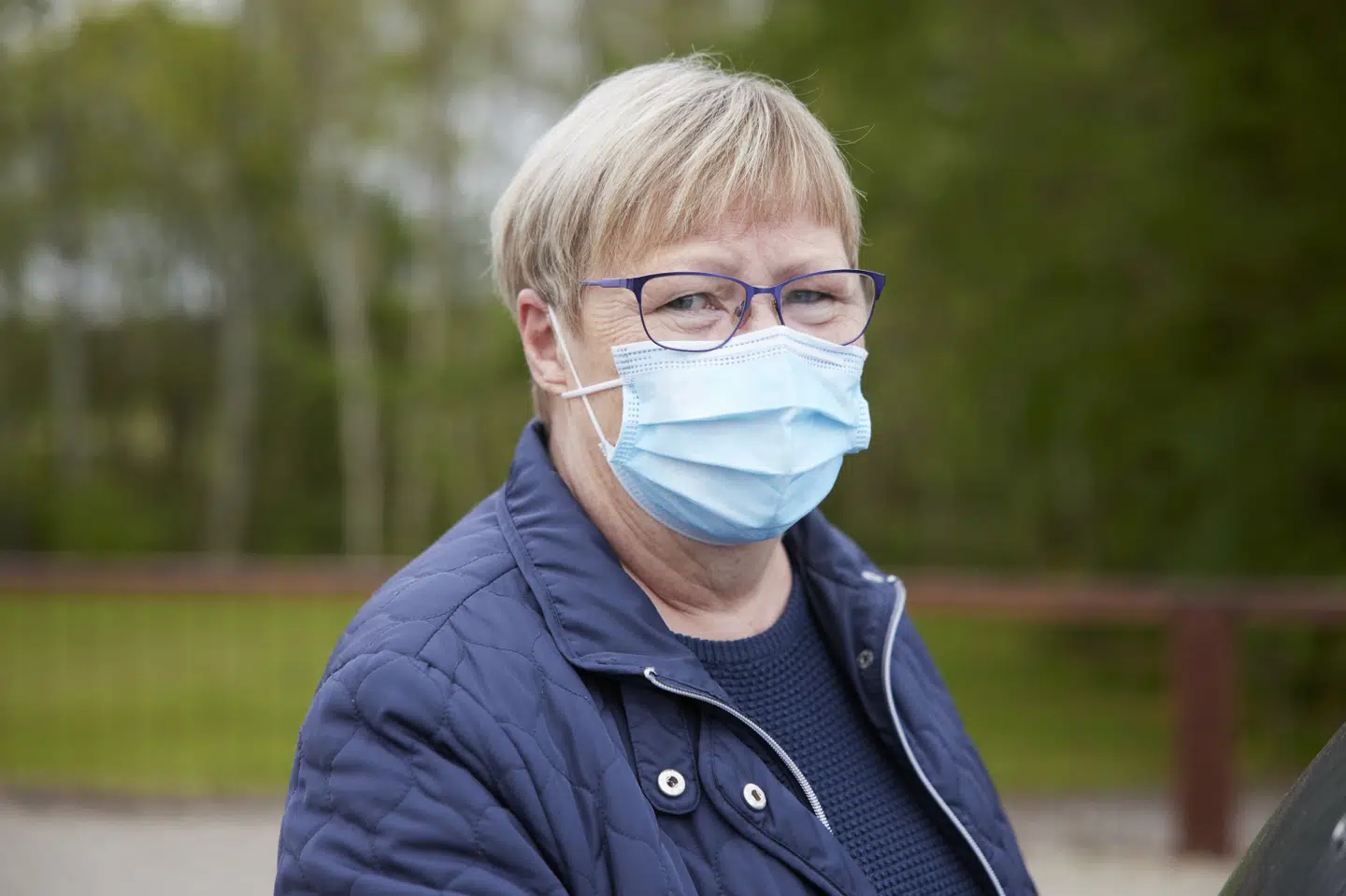Bodil Kirkegaard, 72 år og pensionist, er bekymret for, om Boutrup Sø risikerer at blive forurenet af de nedgravede mink. Mikkel Berg Pedersen/Ritzau Scanpix