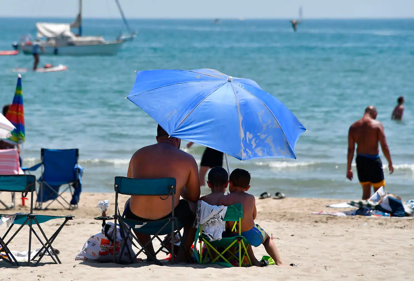 Folk sidder på stranden i sydfrankrig i sommeren 2019. Det var før vi havde hørt om coronavirussen.