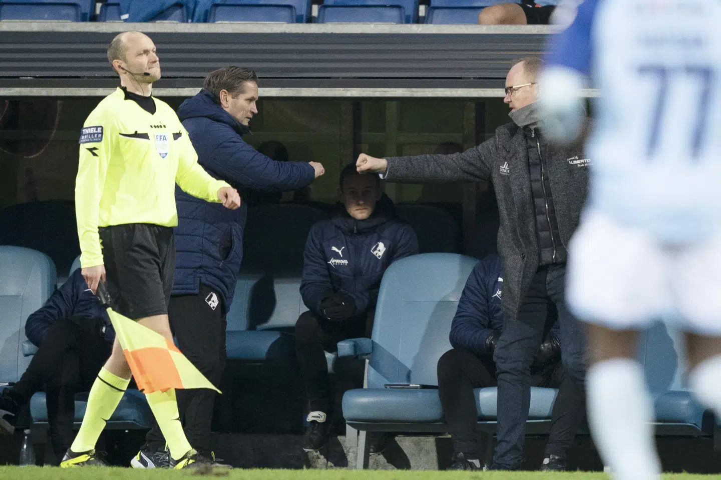 Sønderjyske-træner Glen Riddersholm (til højre) og Randers-træner Thomas Thomasberg, som her ses hilse på hinanden ved en superligakamp i december, skal torsdag kæmpe om pokaltitlen. Sønderjyske vandt pokalturneringen sidste år, mens Randers skal tilbage til 2006 for at finde sin seneste pokaltriumf. Claus Fisker/Ritzau Scanpix