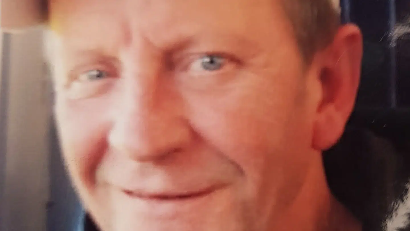 Den 56-årige David Clark kom af dage, da han i søvne fik kebabmad fyldt i halsen i et tog.