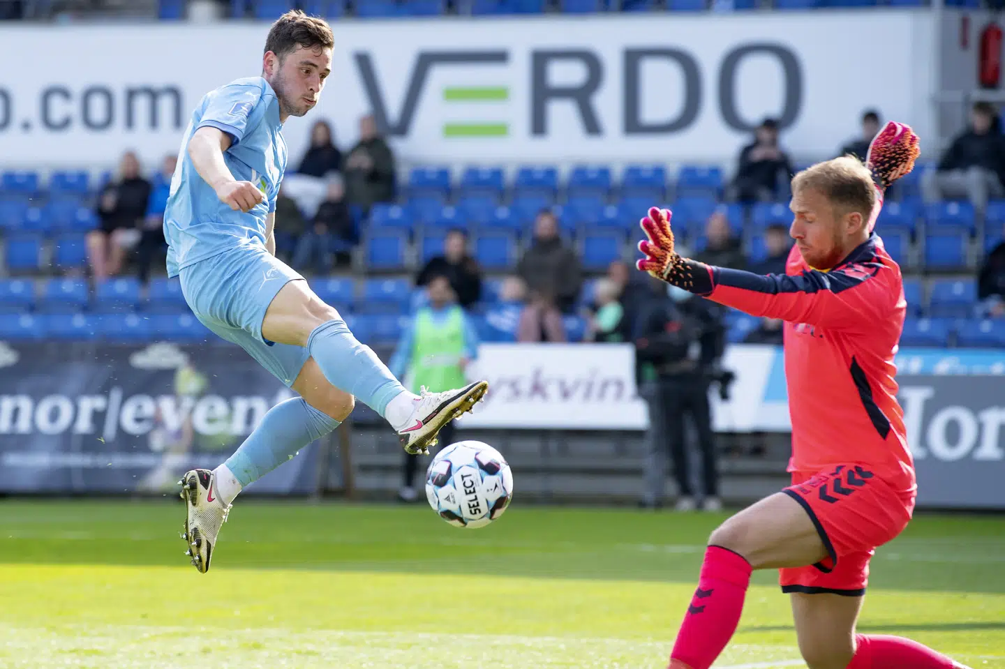 Randersprofilen Vito Hammershøy-Mistrati, som her ses score et af sine to mål i 4-2-sejren hjemme over Brøndby tidligere i maj, håber på at score et tocifret antal gange i denne sæson. Det kræver et enkelt mål mere og kan måske allerede komme i torsdagens pokalfinale mod Sønderjyske. Bo Amstrup/Ritzau Scanpix