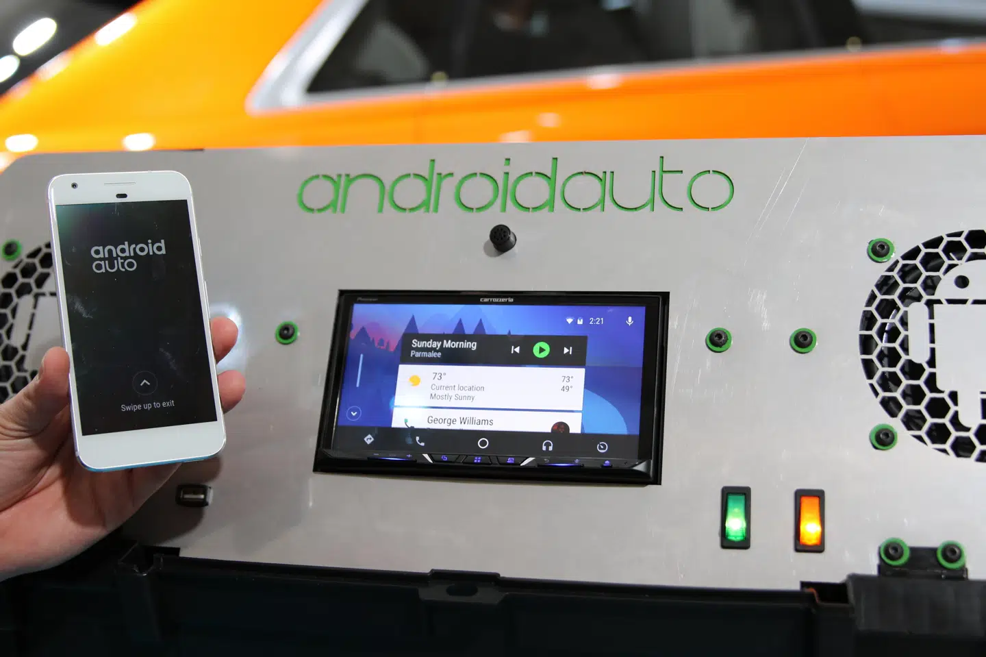 Google har ifølge italiensk tilsyn udnyttet sin markedsposition ved at udelukke en bestemt app fra styresystemet Android Auto (Arkivfoto). Christoph Dernbach/Ritzau Scanpix