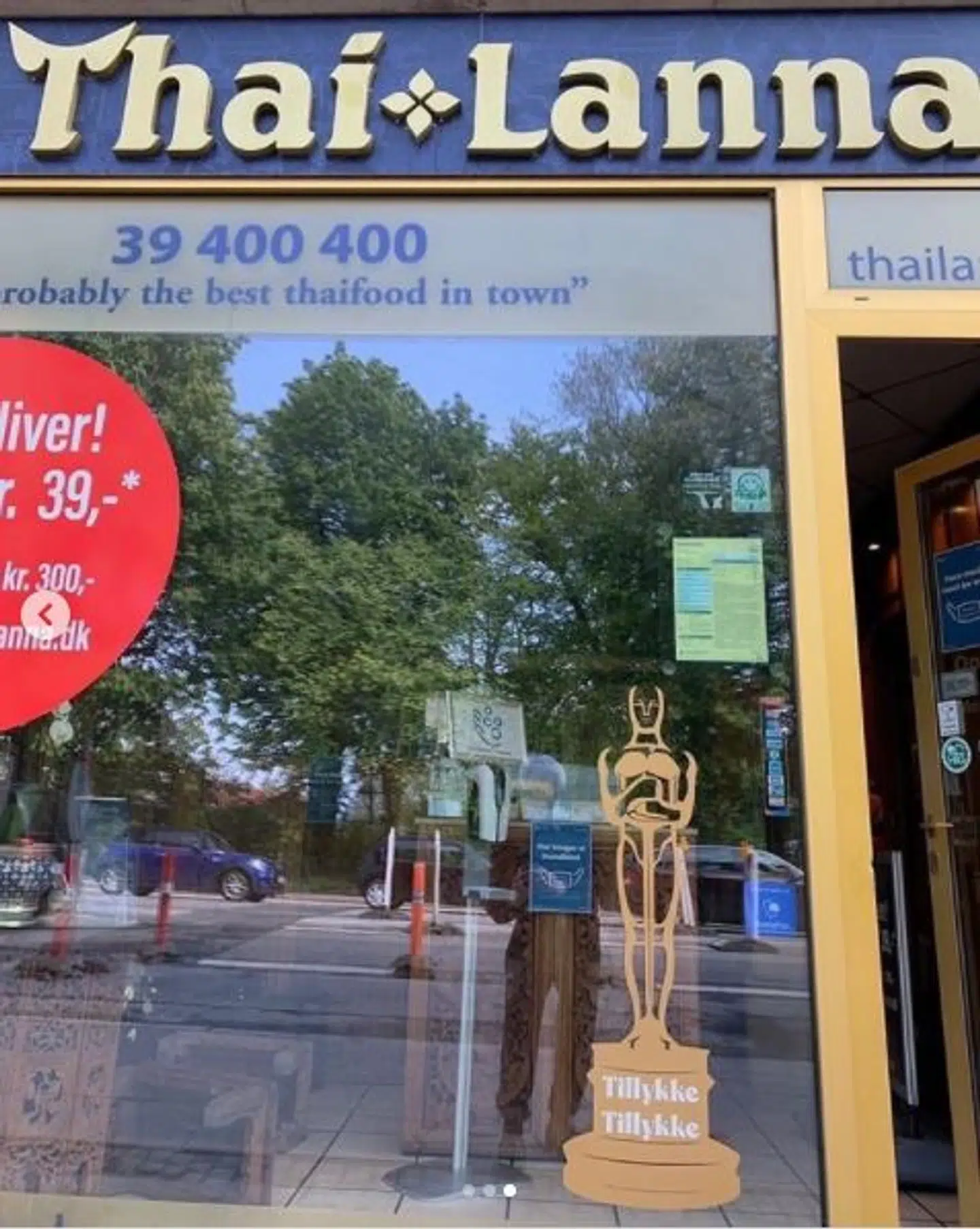 Steen Christensens Oscar-hyldest i butiksvinduet.