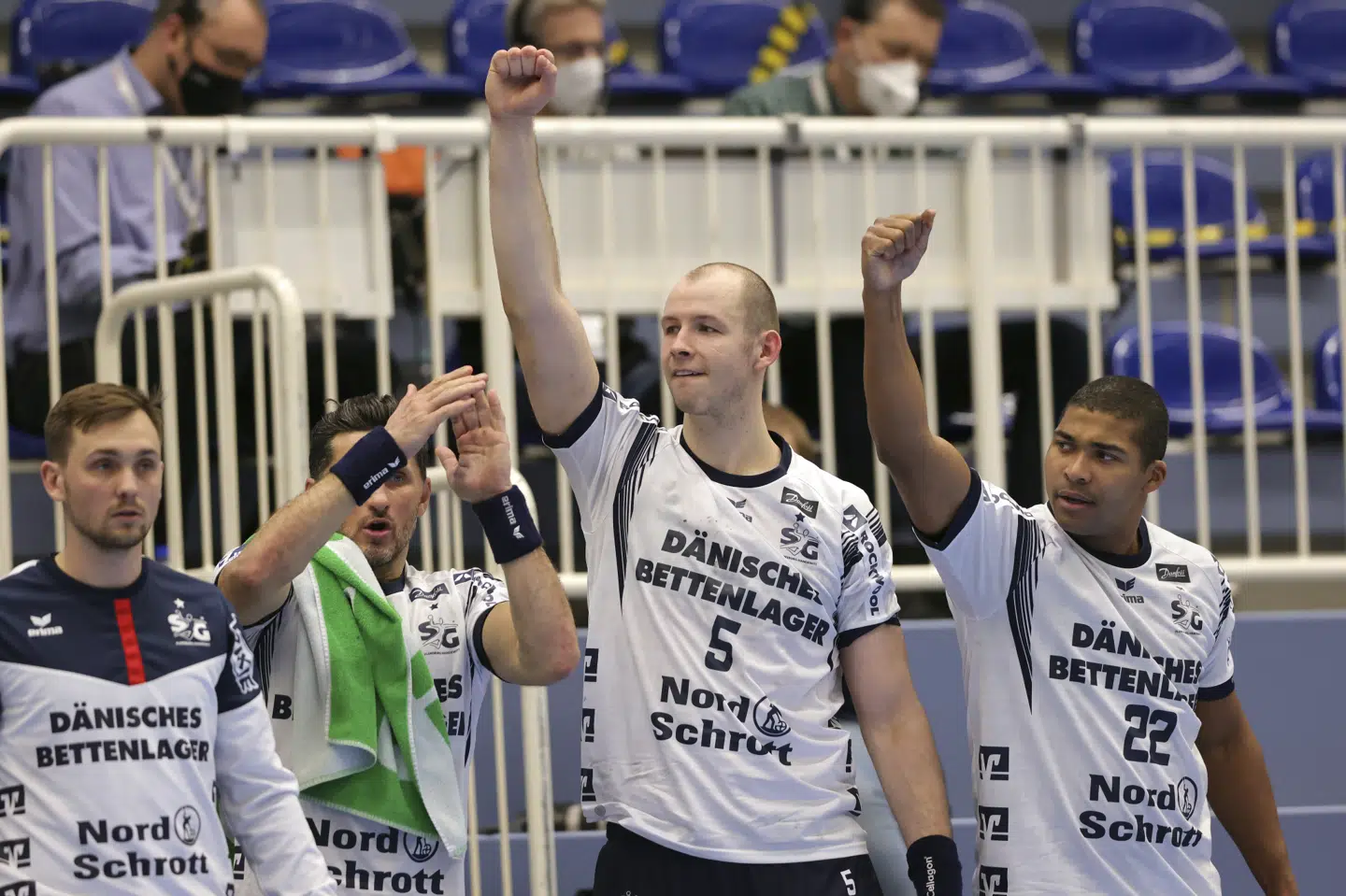 Mads Mensah Larsen spiller sin første sæson i Flensburg-Handewitt, mens Simon Hald har været i klubben siden 2018. (Arkivfoto.) Ralf Ibing/Ritzau Scanpix